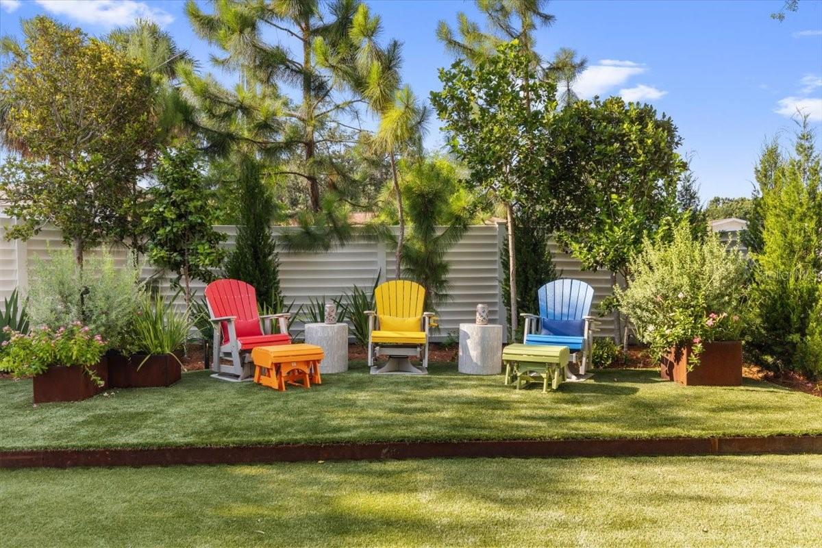 Listing photo id 25 for 213 Hesperides Street