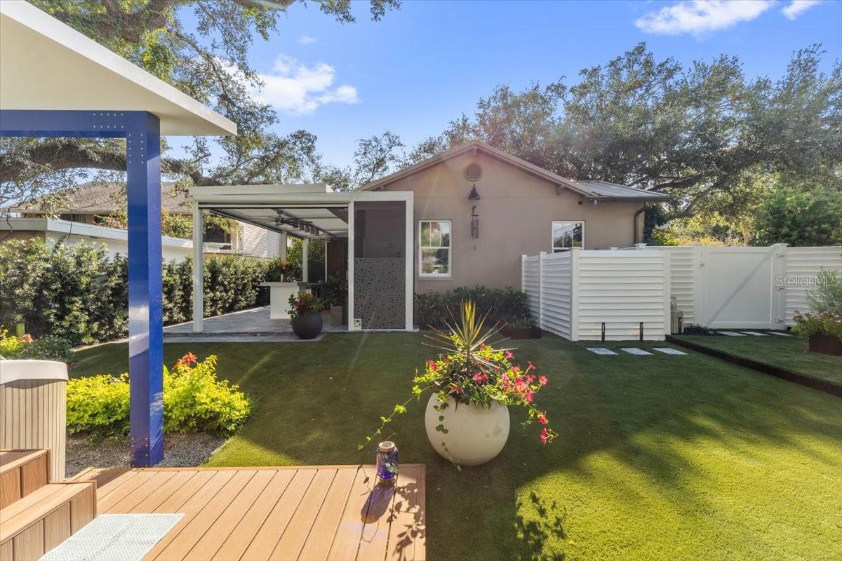 Listing photo id 26 for 213 Hesperides Street