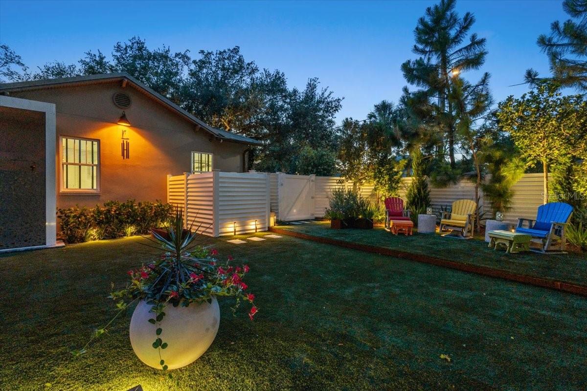 Listing photo id 27 for 213 Hesperides Street