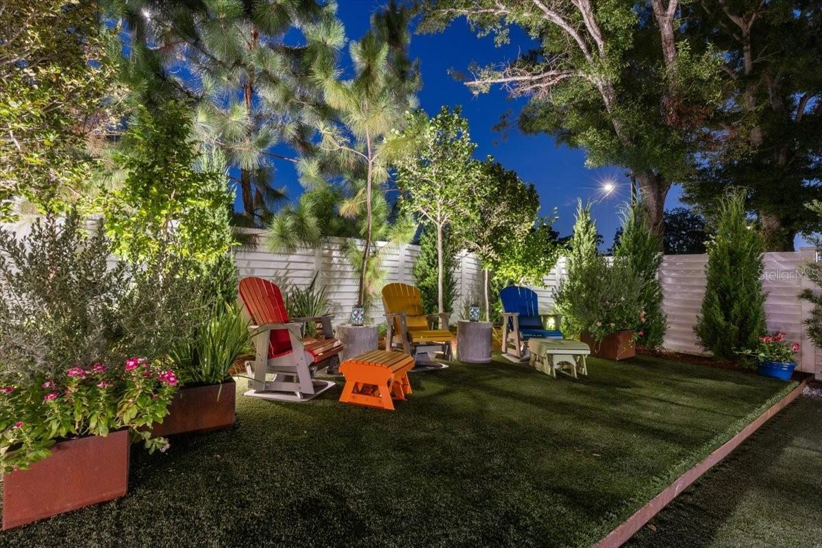 Listing photo id 29 for 213 Hesperides Street