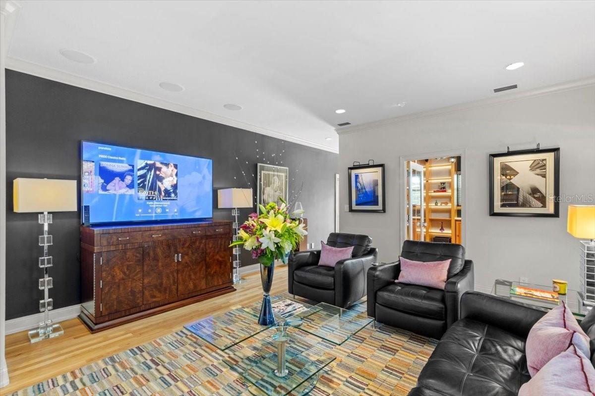 Listing photo id 4 for 213 Hesperides Street