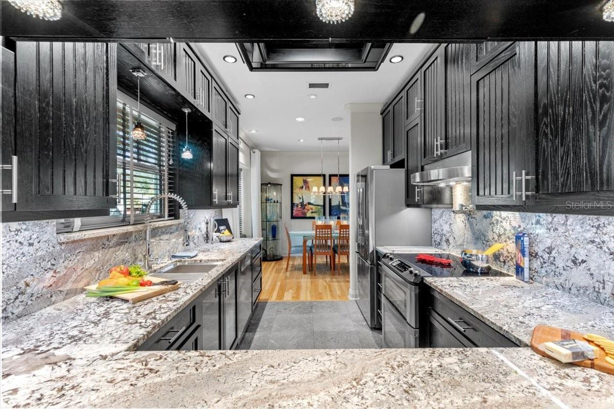 Listing photo id 7 for 213 Hesperides Street