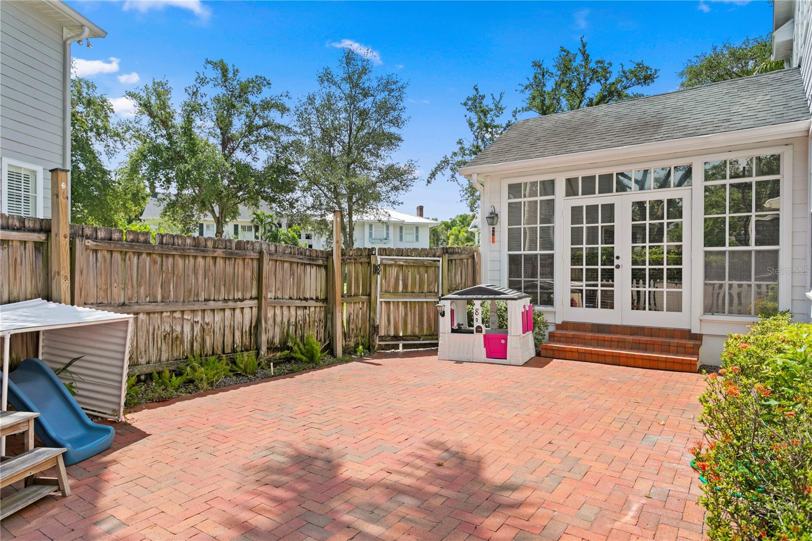 Listing photo id 52 for 2403 Sunset Drive