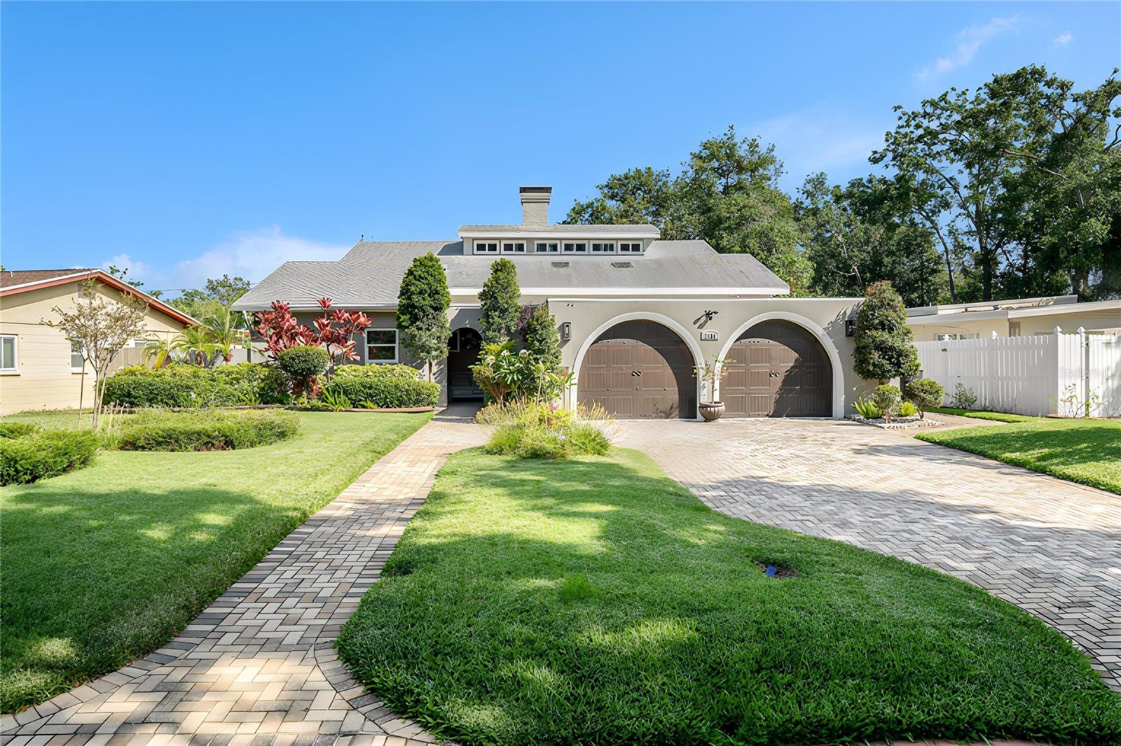 Listing photo id 0 for 2134 Serpentine Circle S