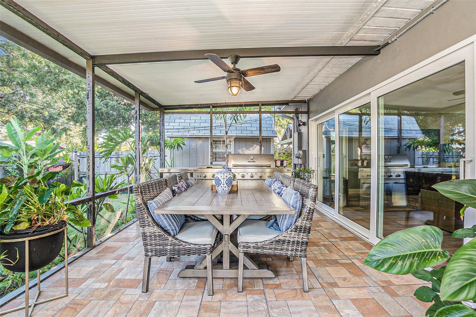 Listing photo id 18 for 2134 Serpentine Circle S