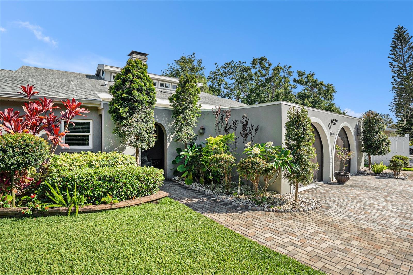 Listing photo id 1 for 2134 Serpentine Circle S