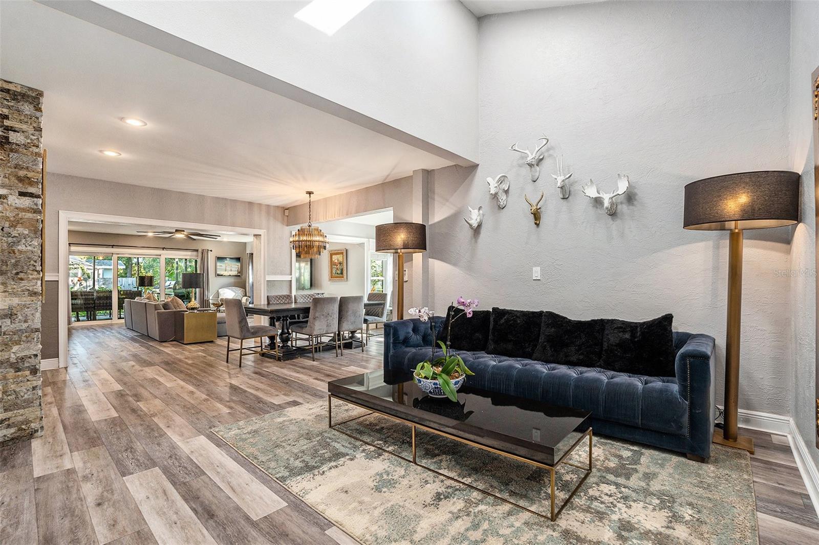 Listing photo id 2 for 2134 Serpentine Circle S