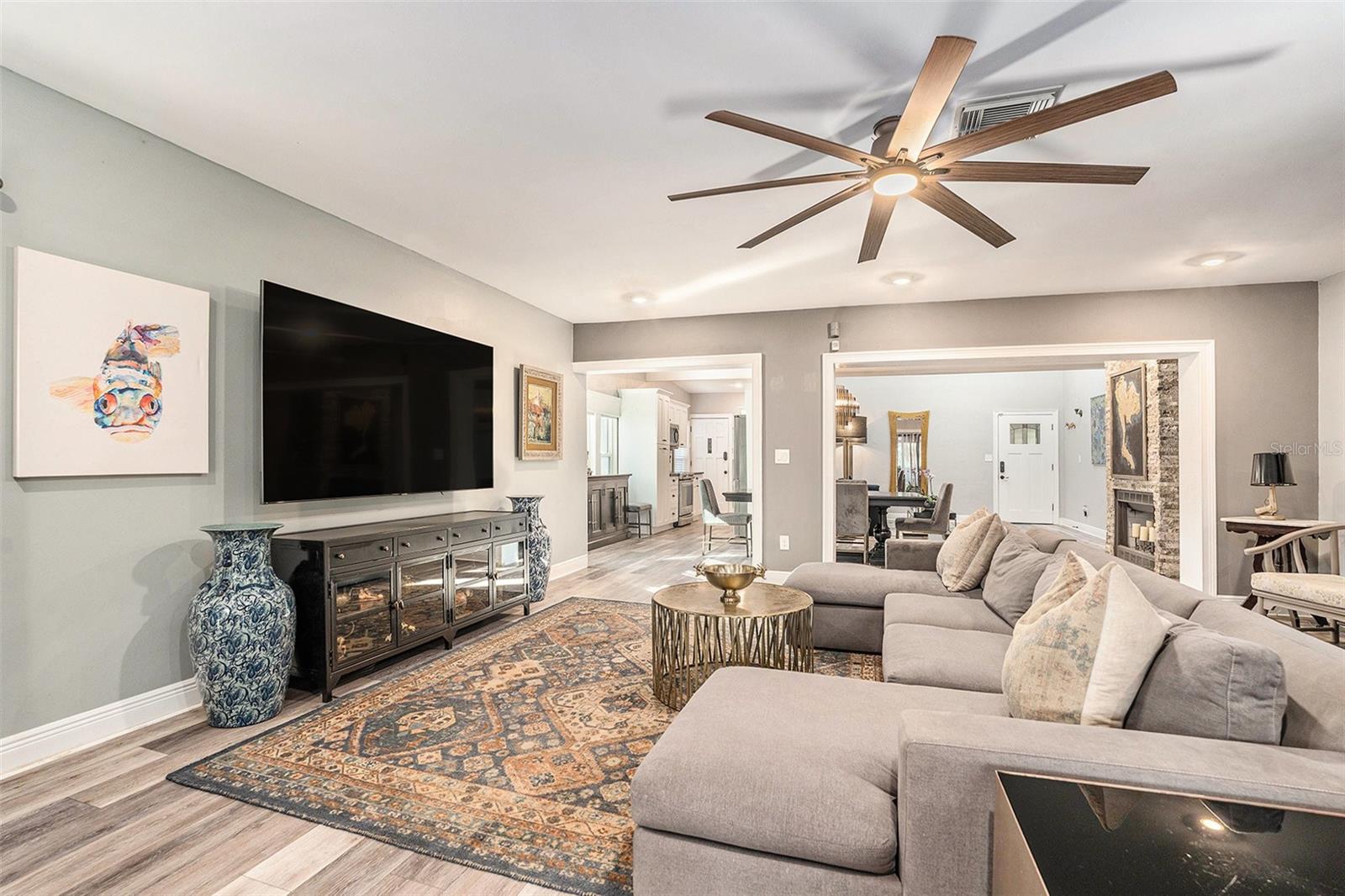 Listing photo id 5 for 2134 Serpentine Circle S