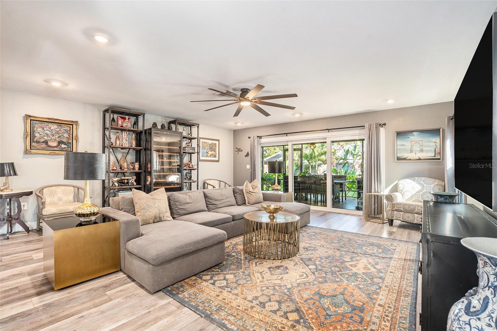 Listing photo id 6 for 2134 Serpentine Circle S