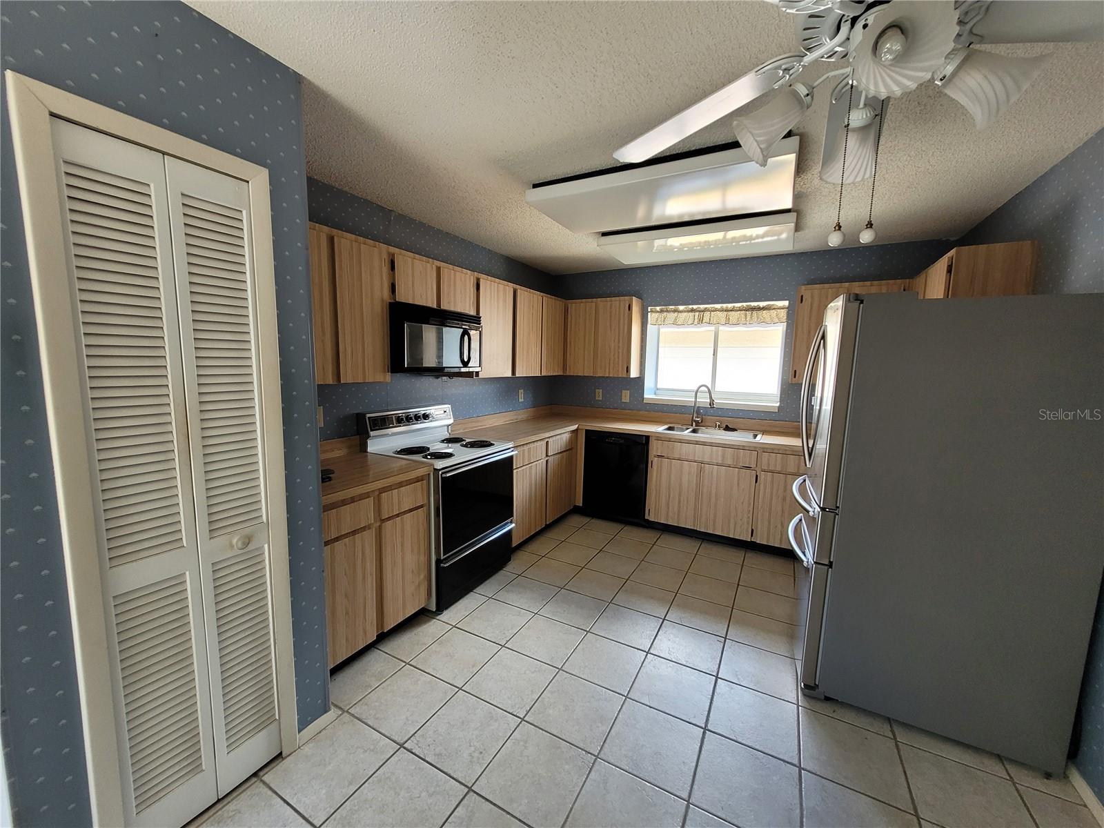 Image 6 of 19 For 7125 Silvermill Drive