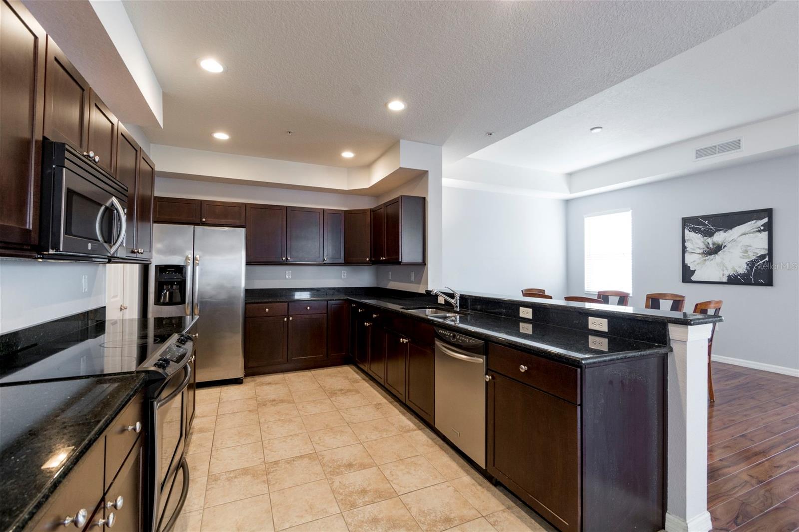 Image 4 of 30 For 636 Wells Court 501