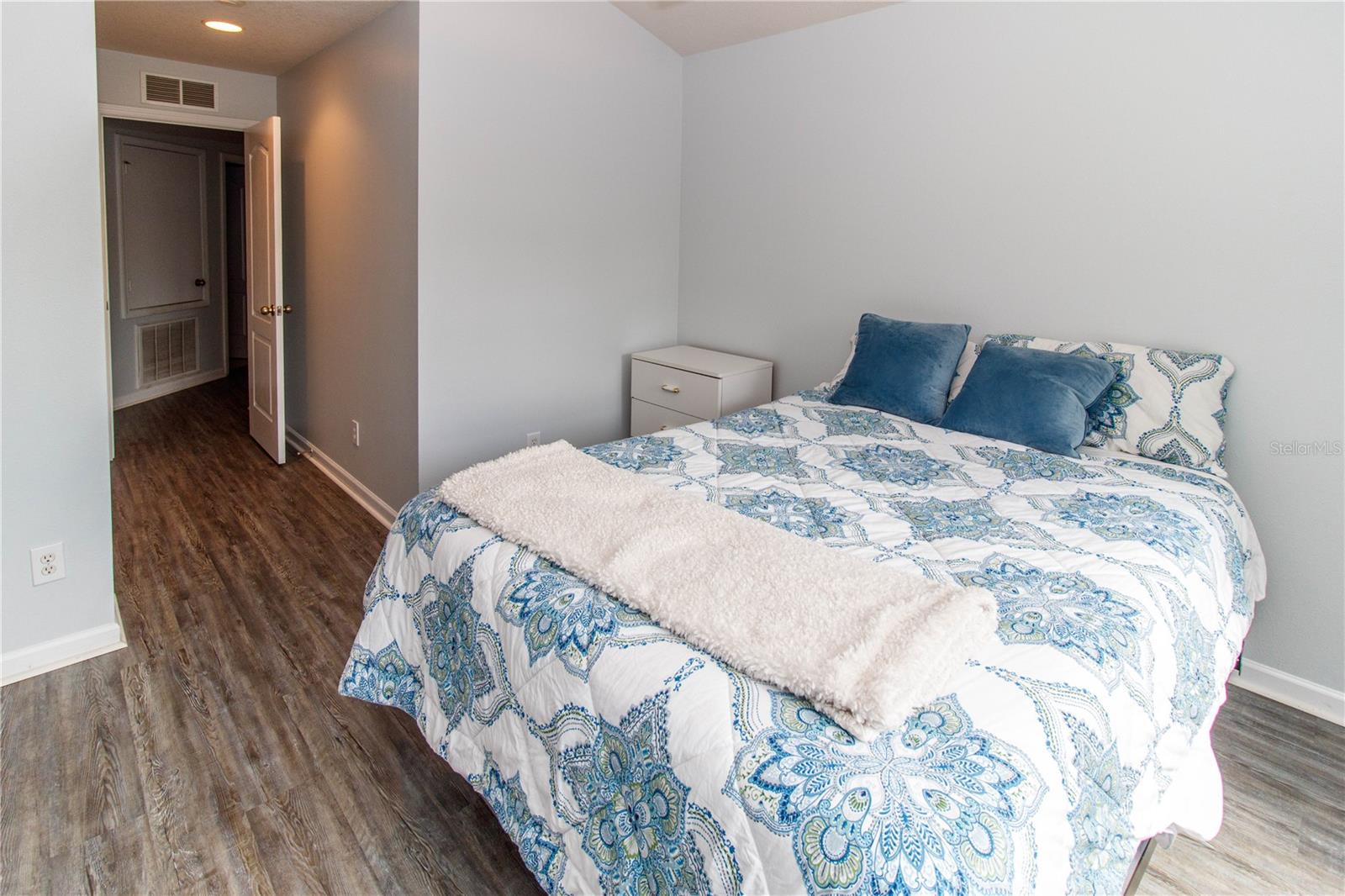 Listing photo id 7 for 8568 Sandy Beach Street