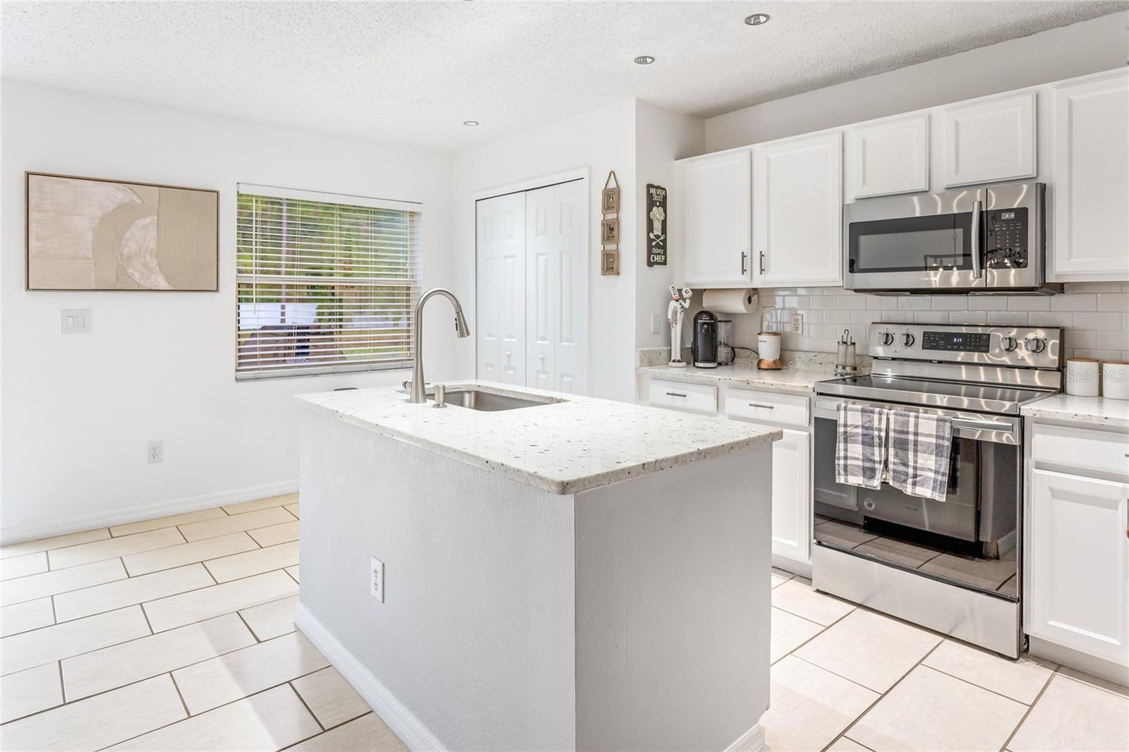 Image 9 of 30 For 8415 Edgewater Place Boulevard