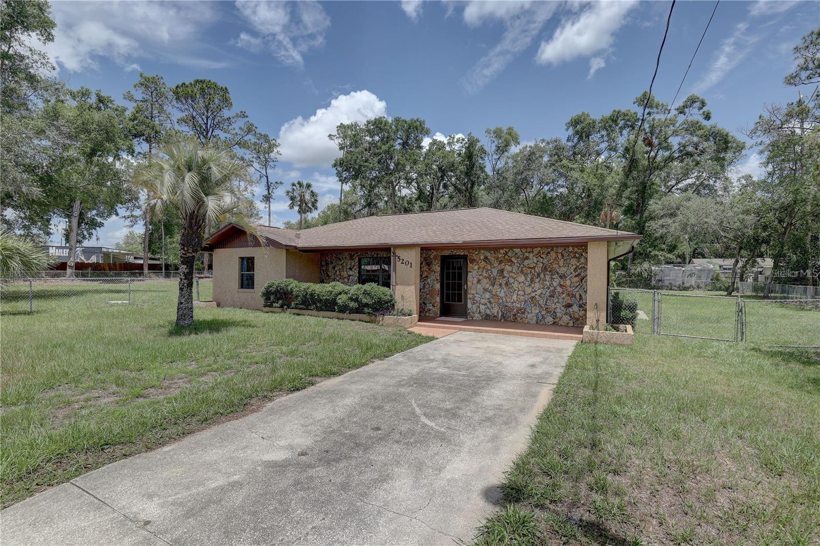Listing photo id 1 for 5201 Jasmine Lane