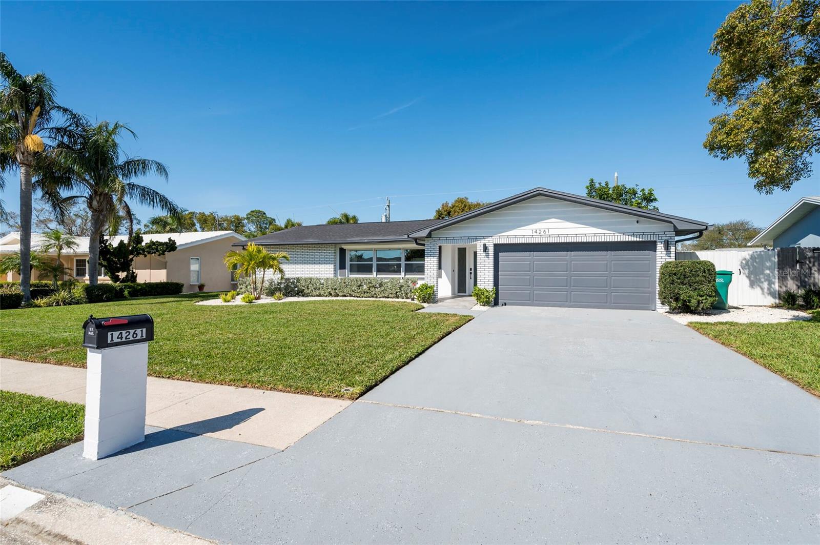 Listing photo id 1 for 14261 113th Avenue