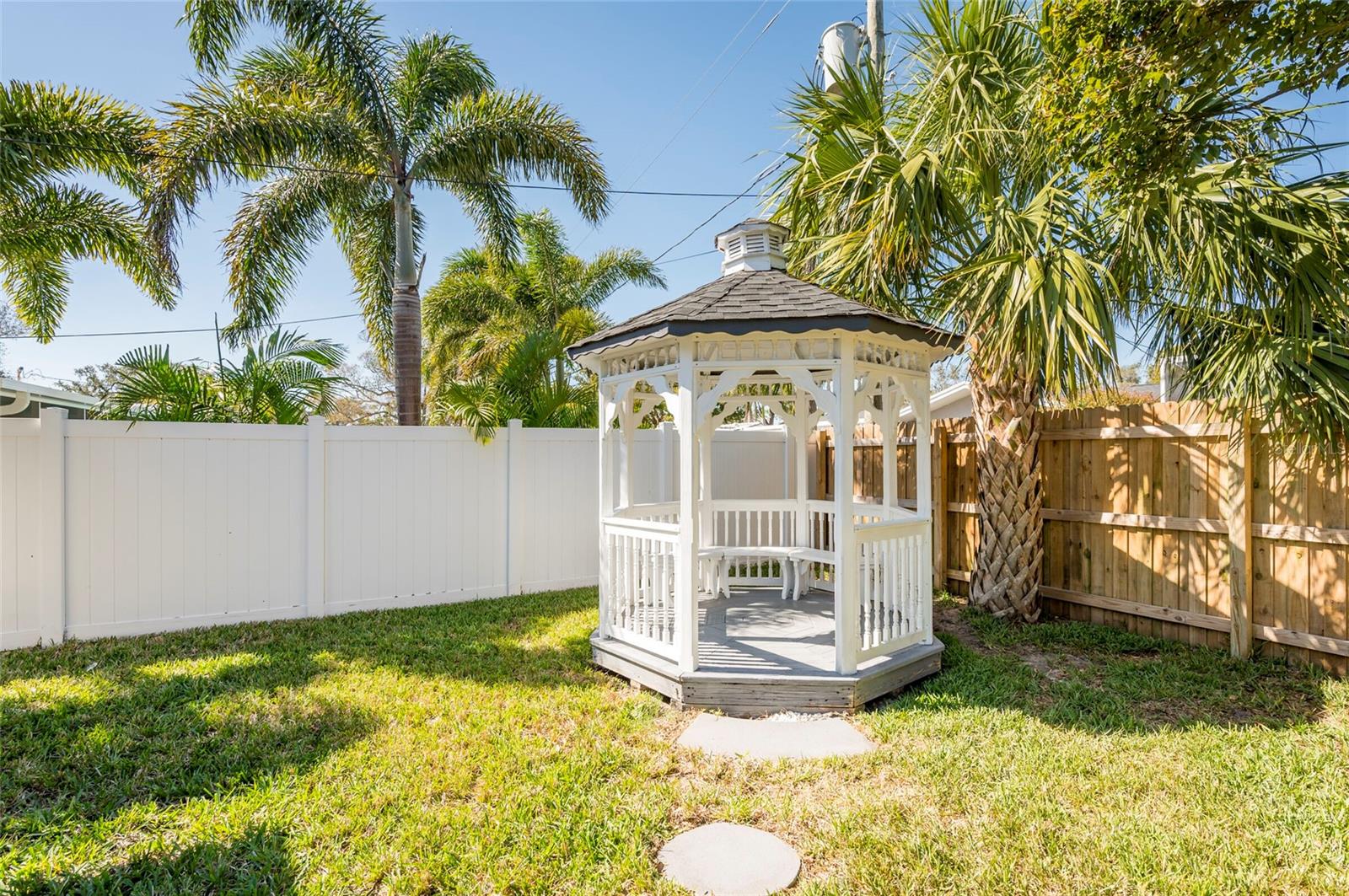 Listing photo id 32 for 14261 113th Avenue