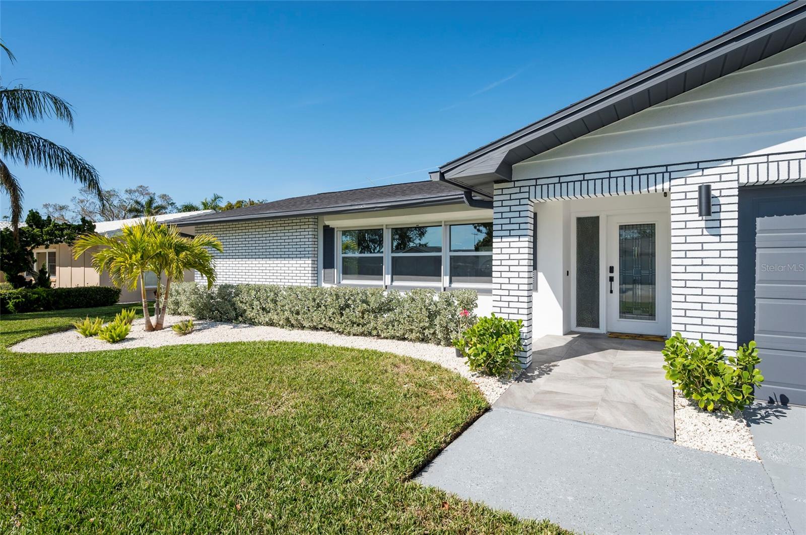 Listing photo id 2 for 14261 113th Avenue