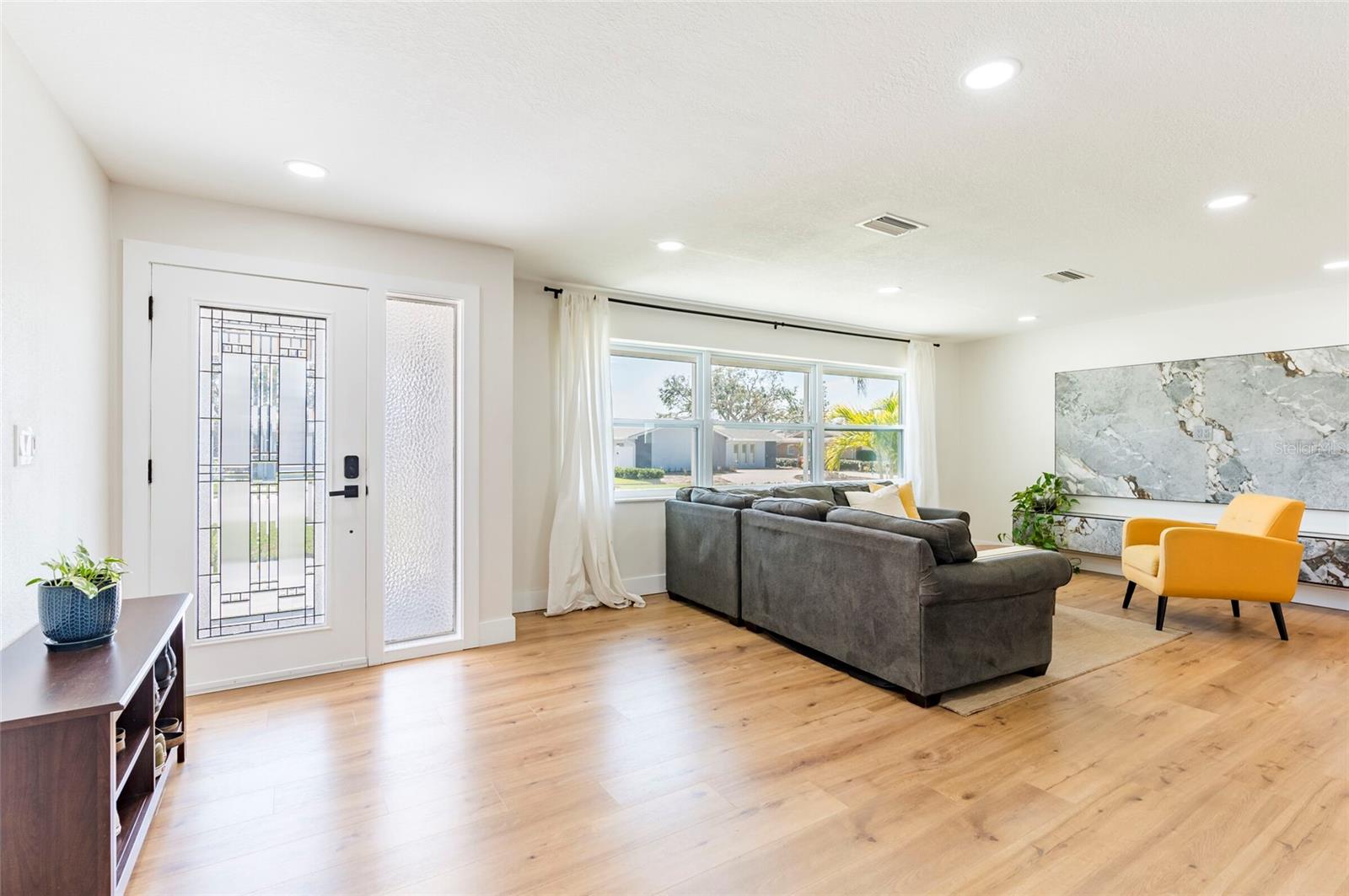 Listing photo id 4 for 14261 113th Avenue