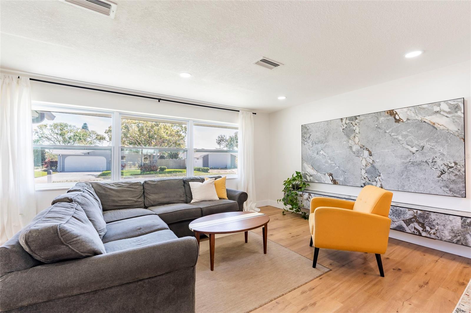 Listing photo id 5 for 14261 113th Avenue