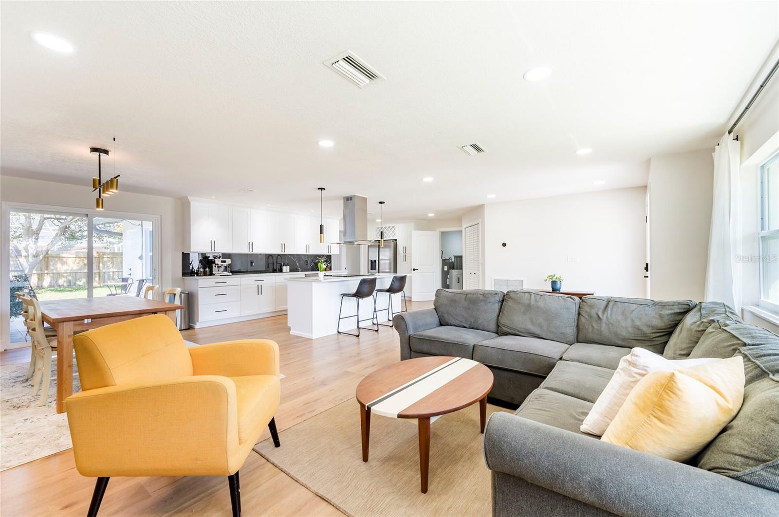 Listing photo id 6 for 14261 113th Avenue