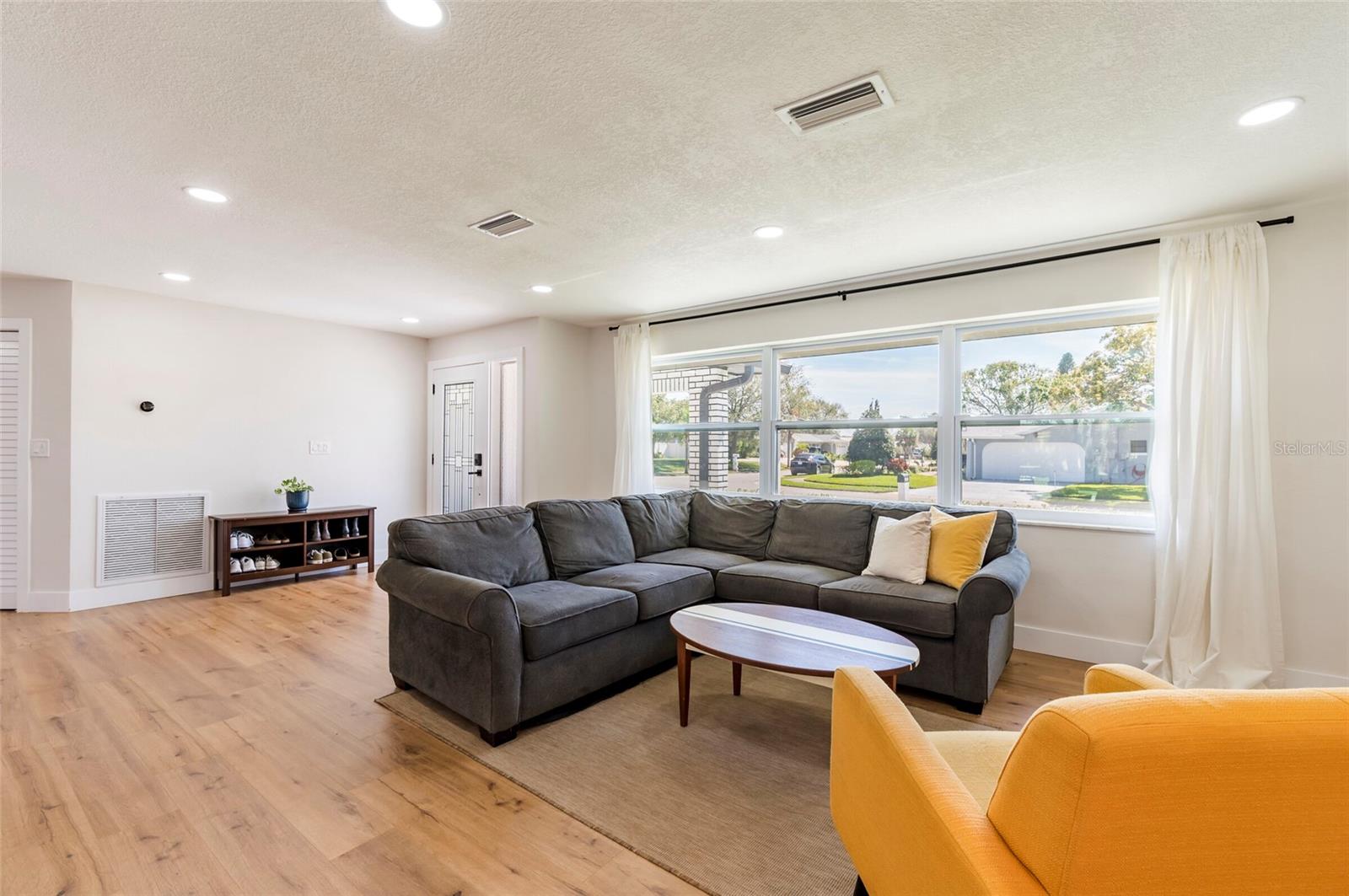 Listing photo id 7 for 14261 113th Avenue