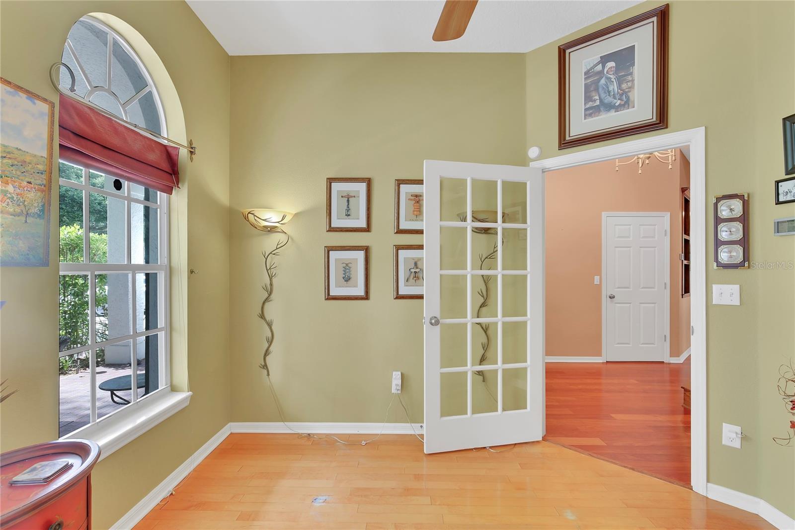 Listing photo id 10 for 2015 Long Branch Lane