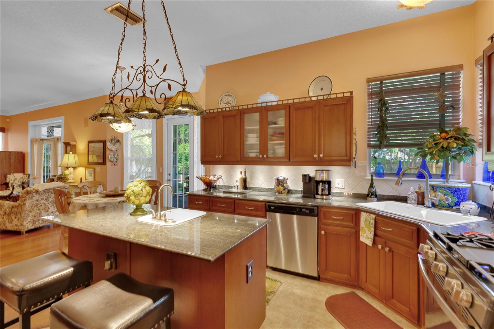 Listing photo id 14 for 2015 Long Branch Lane