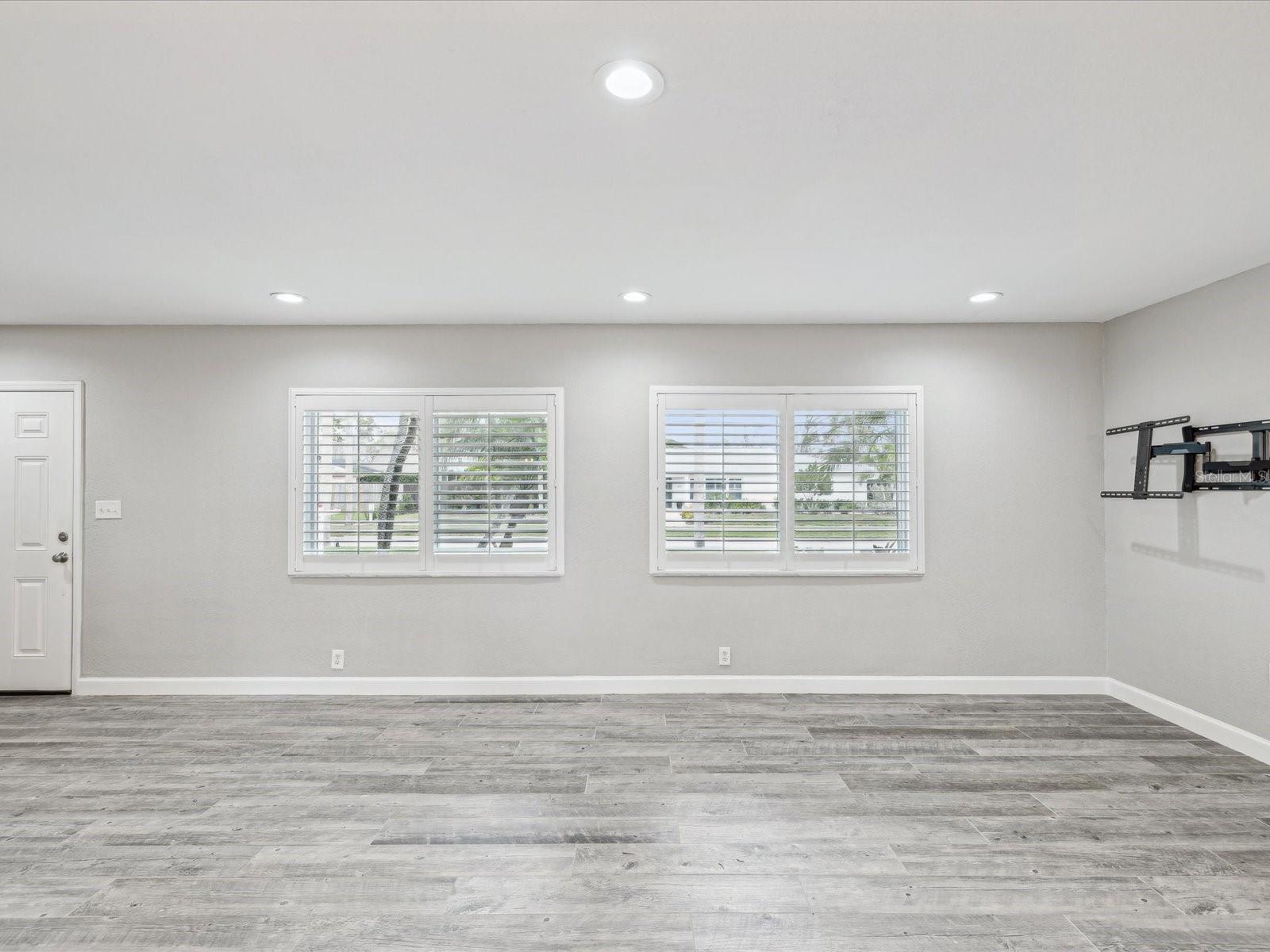 Image 17 of 67 For 605 Gardenia Street