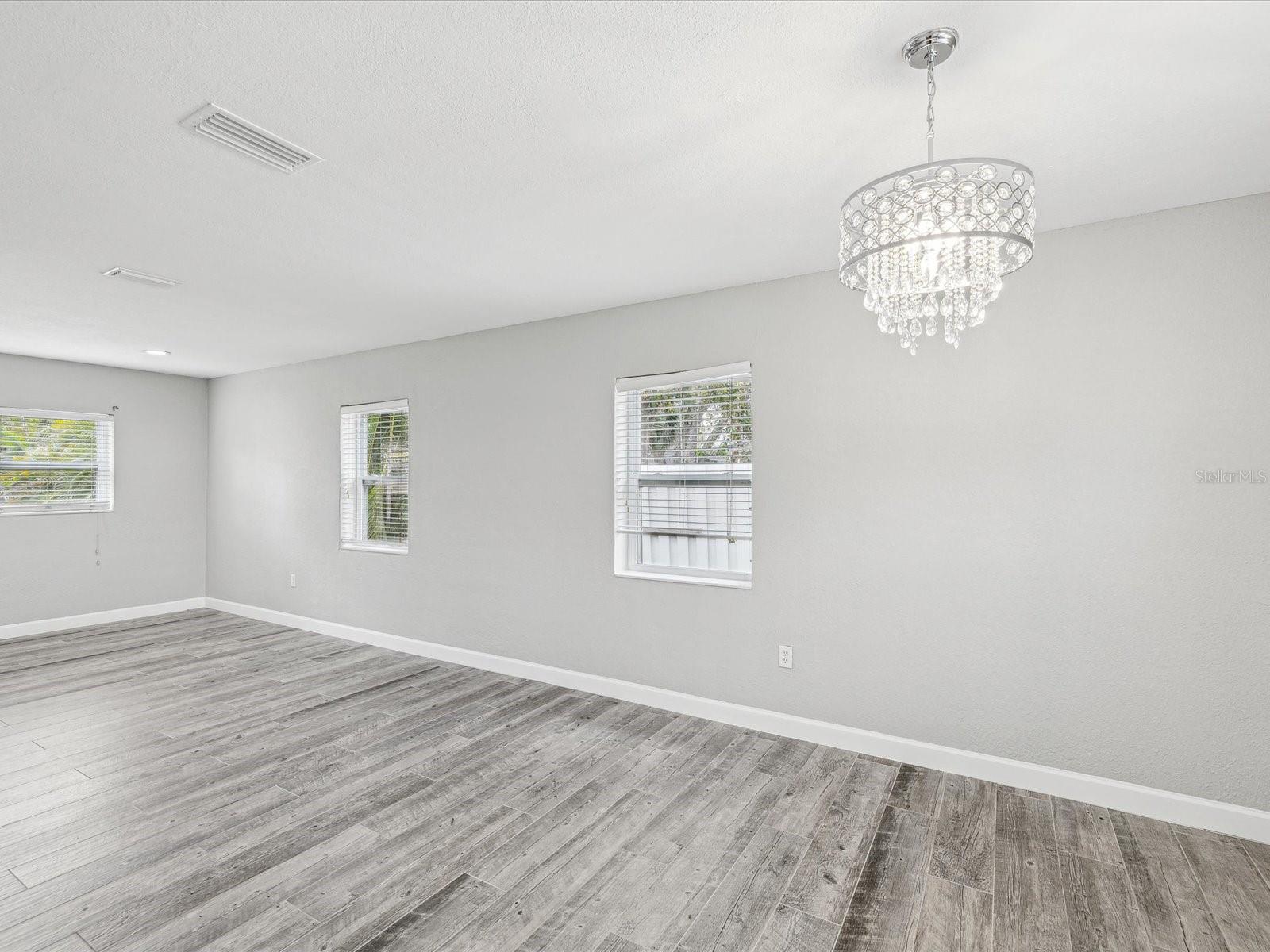 Image 23 of 67 For 605 Gardenia Street