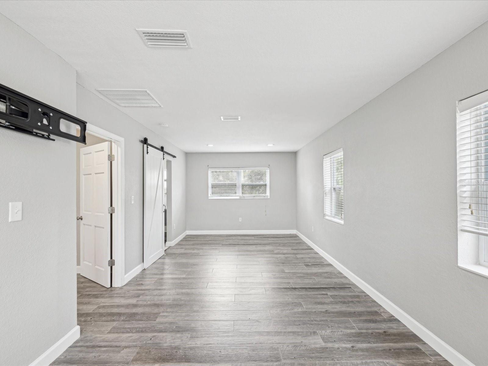 Image 24 of 67 For 605 Gardenia Street