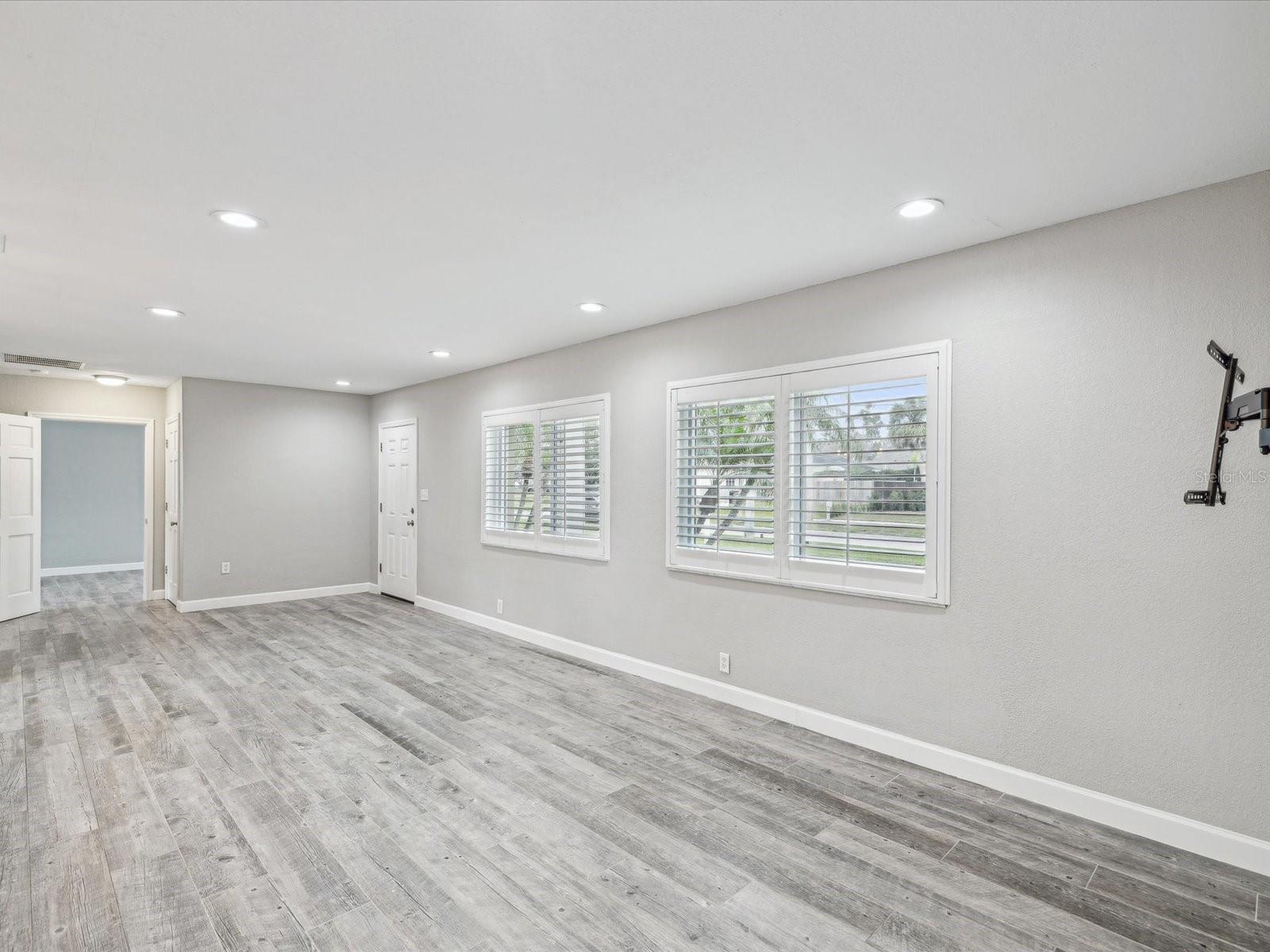 Image 9 of 67 For 605 Gardenia Street