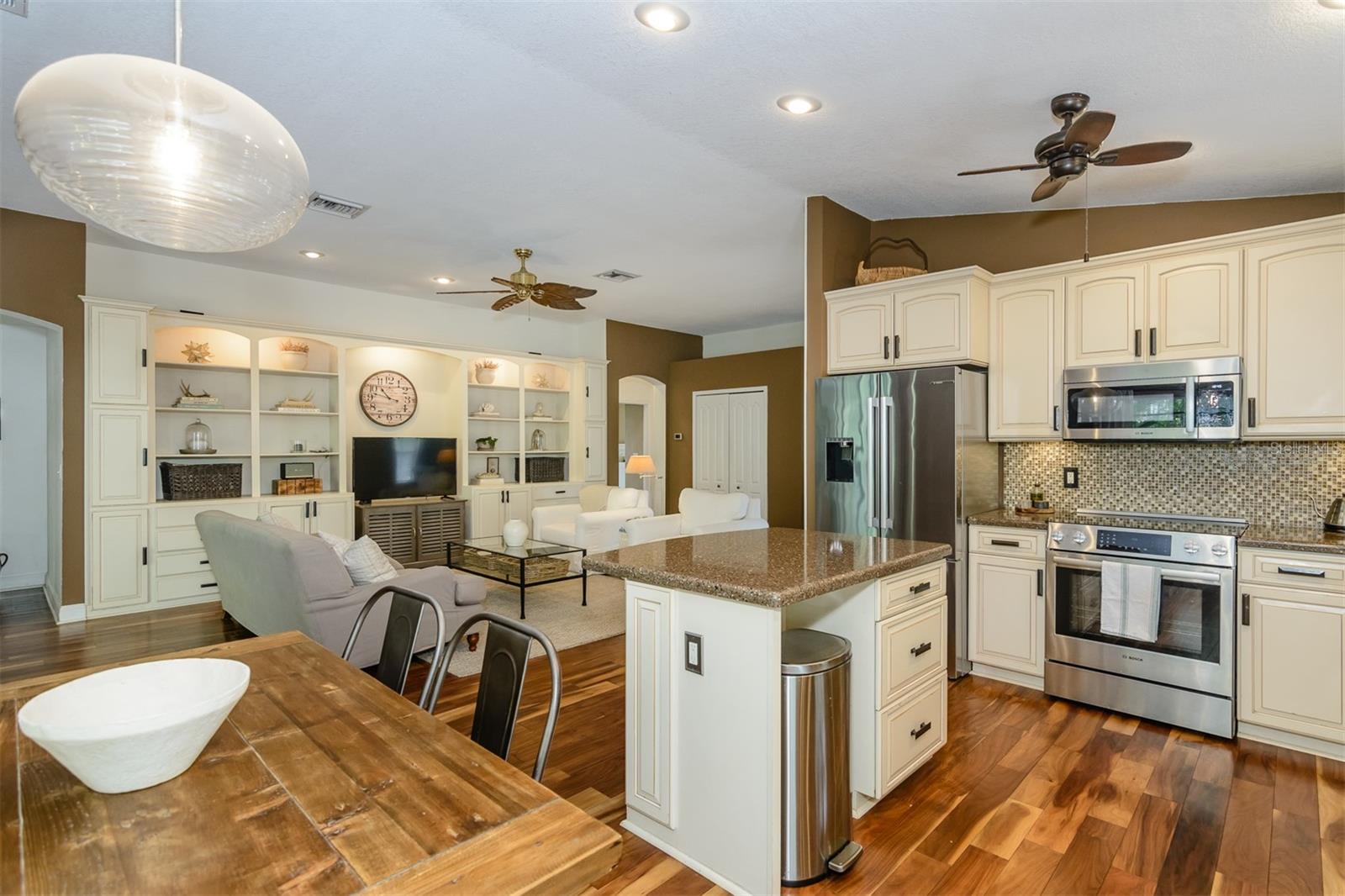 Image 19 of 76 For 5619 Essex Court
