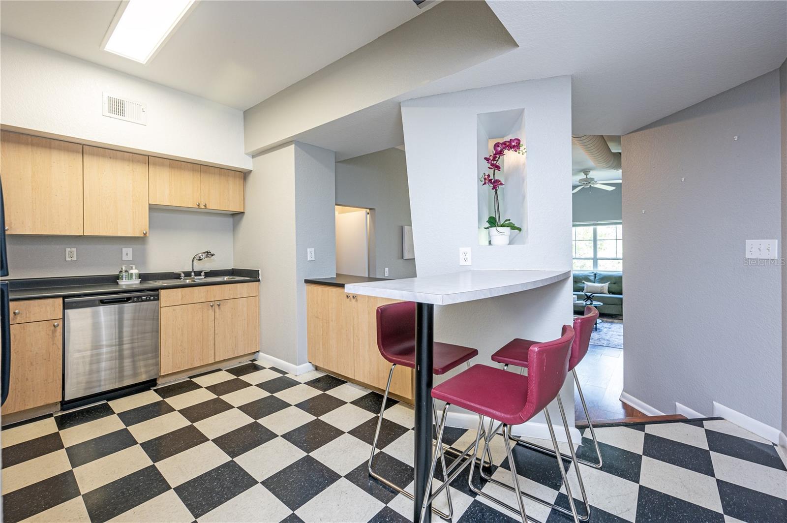 Image 10 of 22 For 2421 Horatio Street 838