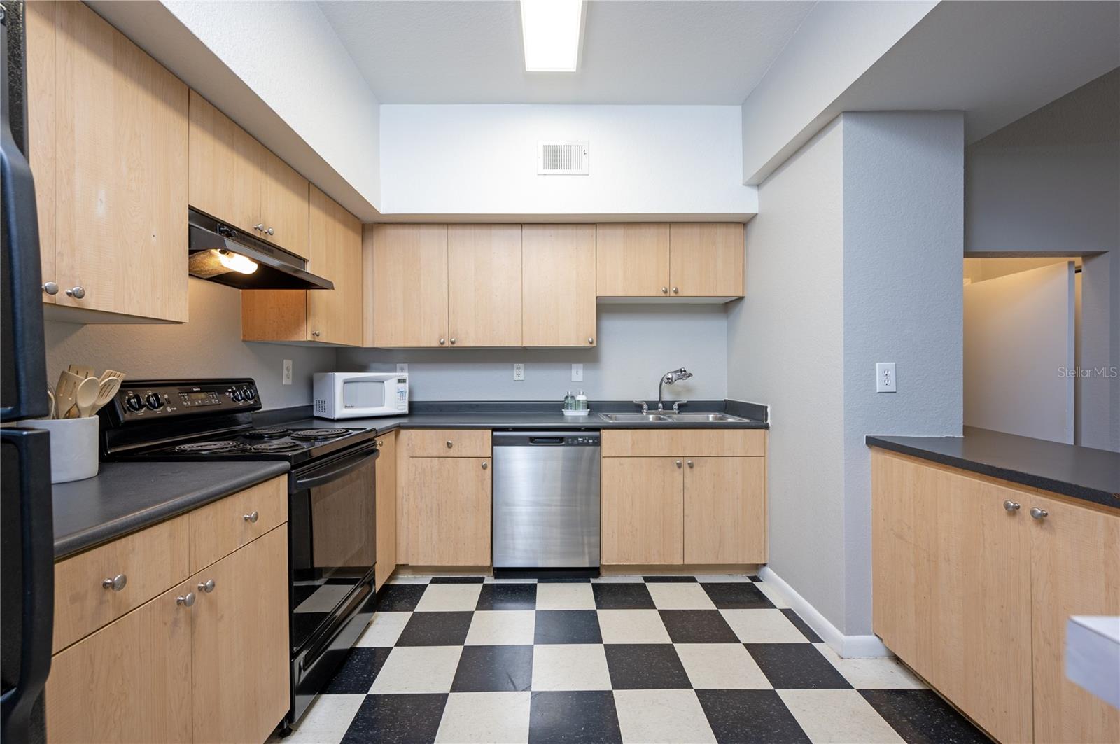 Image 11 of 22 For 2421 Horatio Street 838