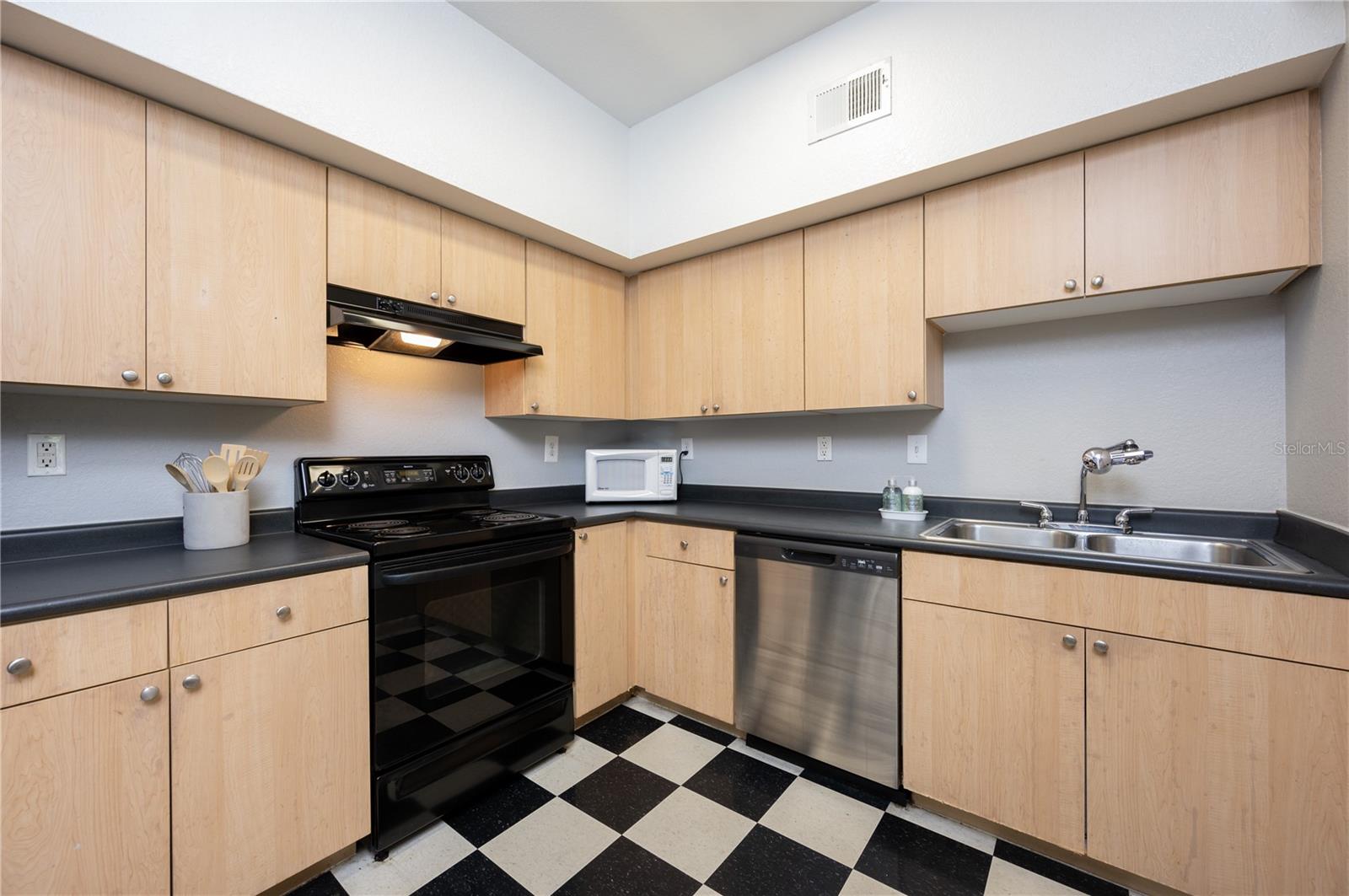 Image 12 of 22 For 2421 Horatio Street 838