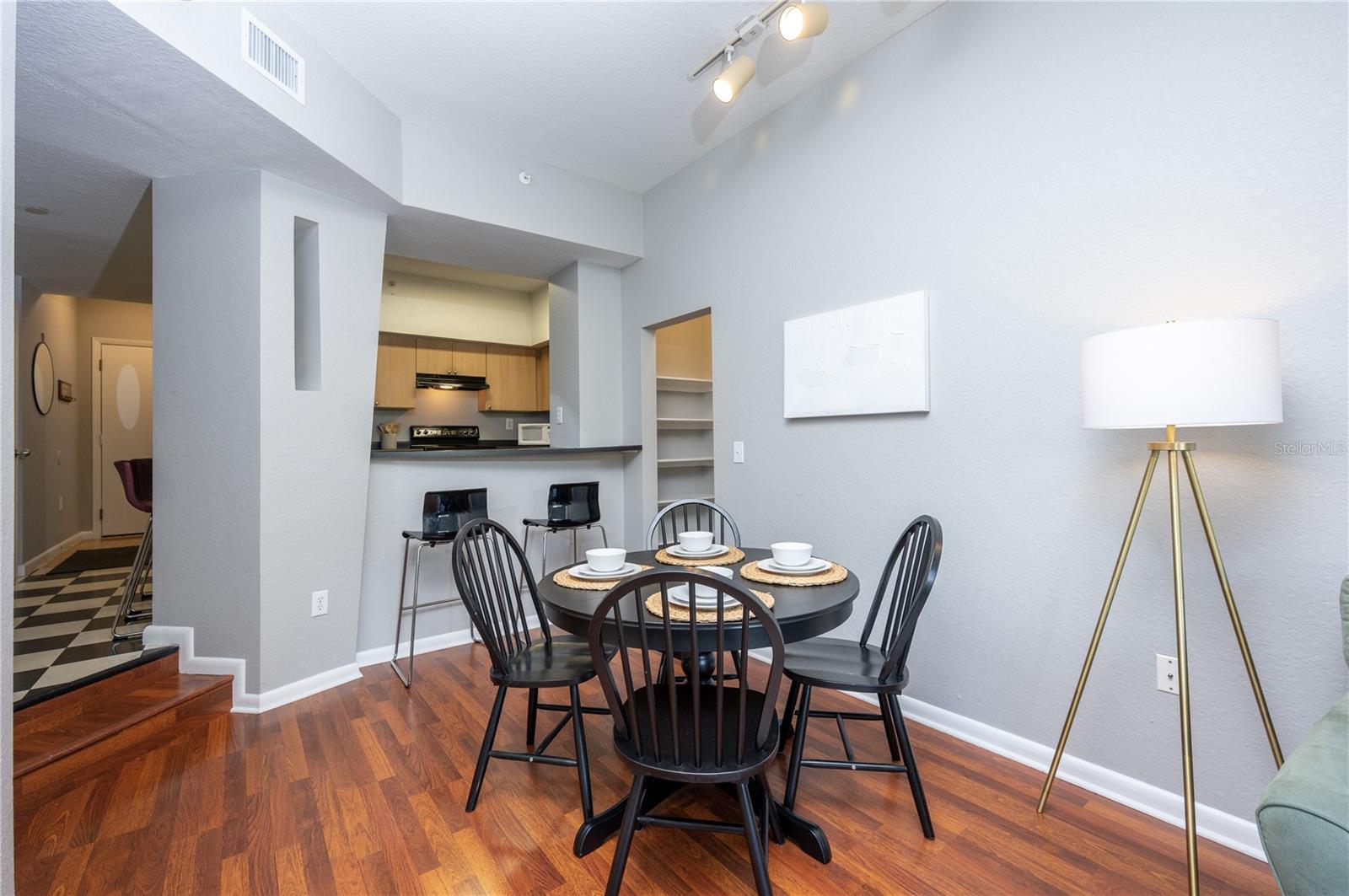 Image 6 of 22 For 2421 Horatio Street 838