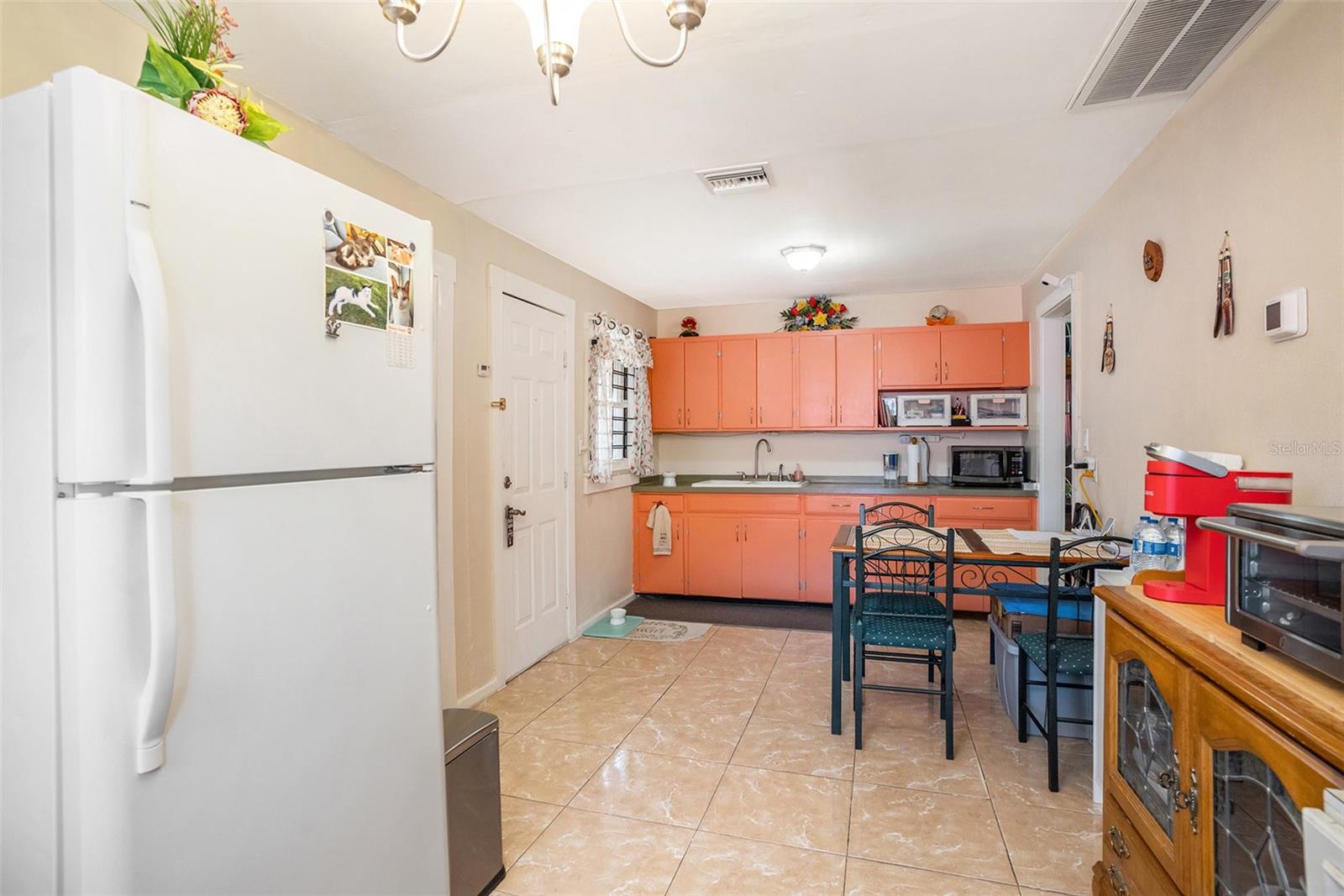 Listing photo id 10 for 3405 Diana Street