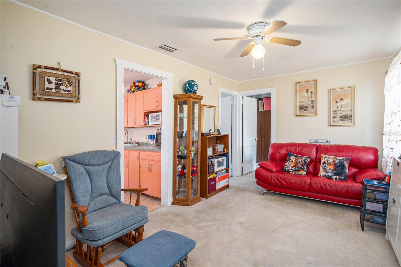 Listing photo id 4 for 3405 Diana Street
