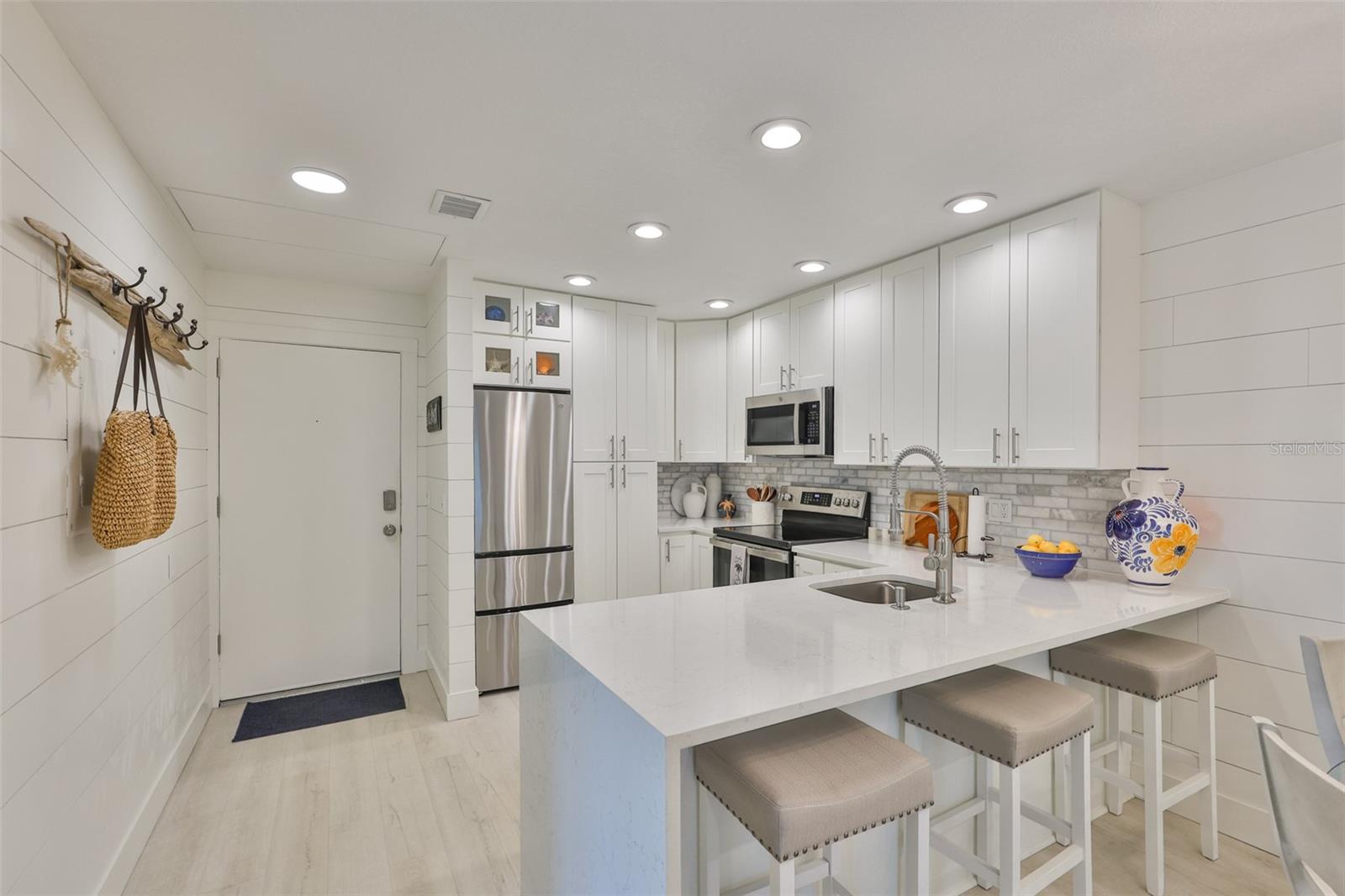 Listing photo id 10 for 230 Medallion Boulevard F