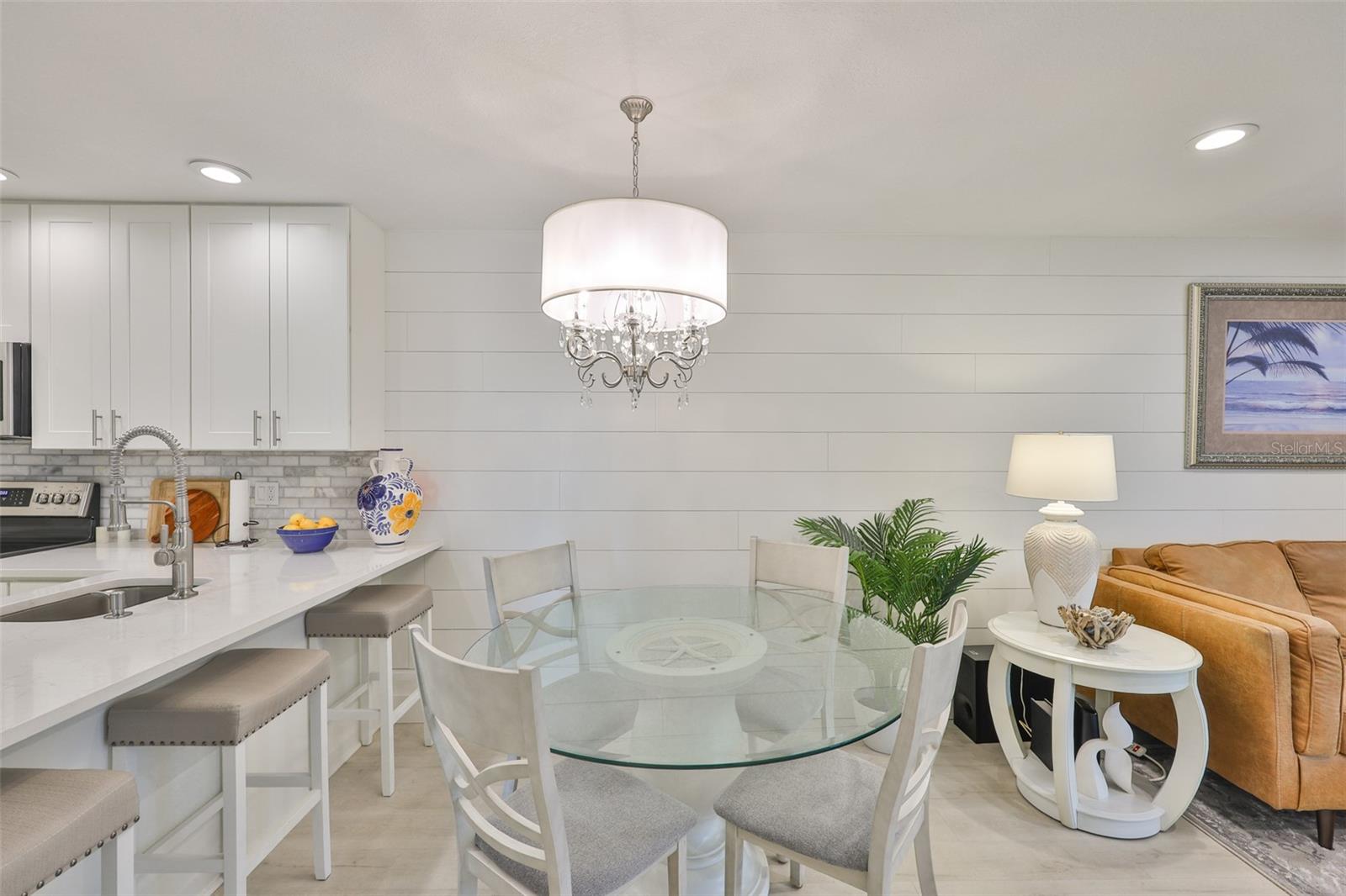 Listing photo id 11 for 230 Medallion Boulevard F