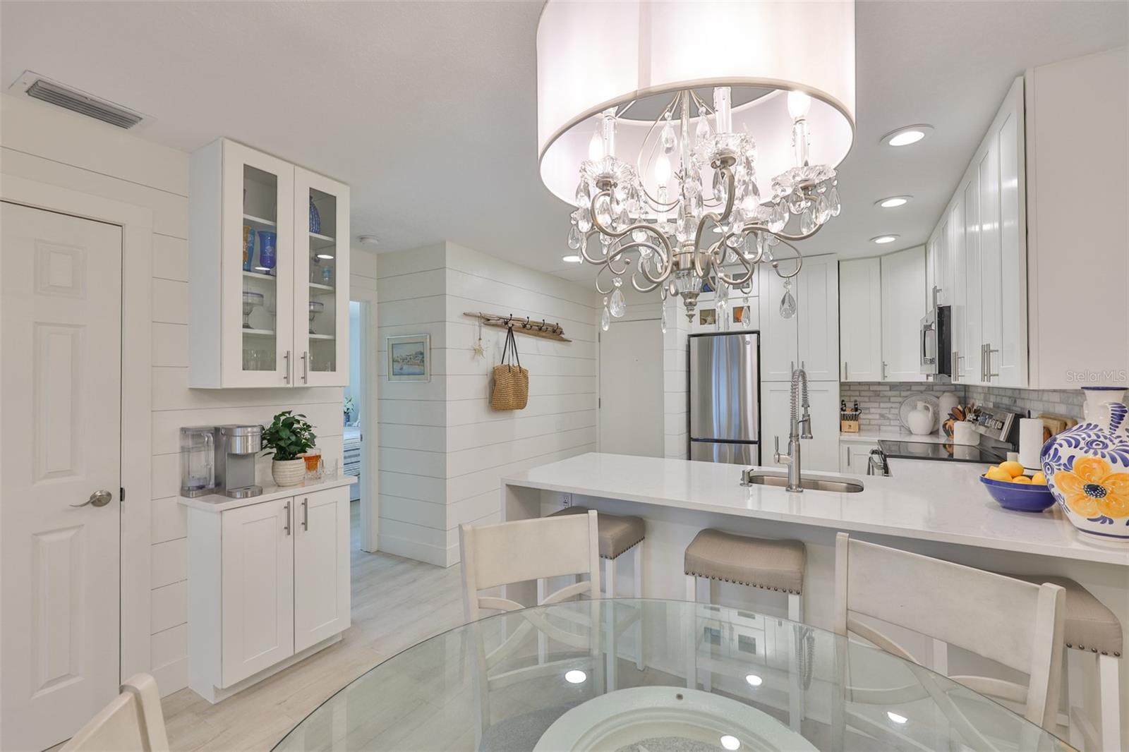 Listing photo id 12 for 230 Medallion Boulevard F