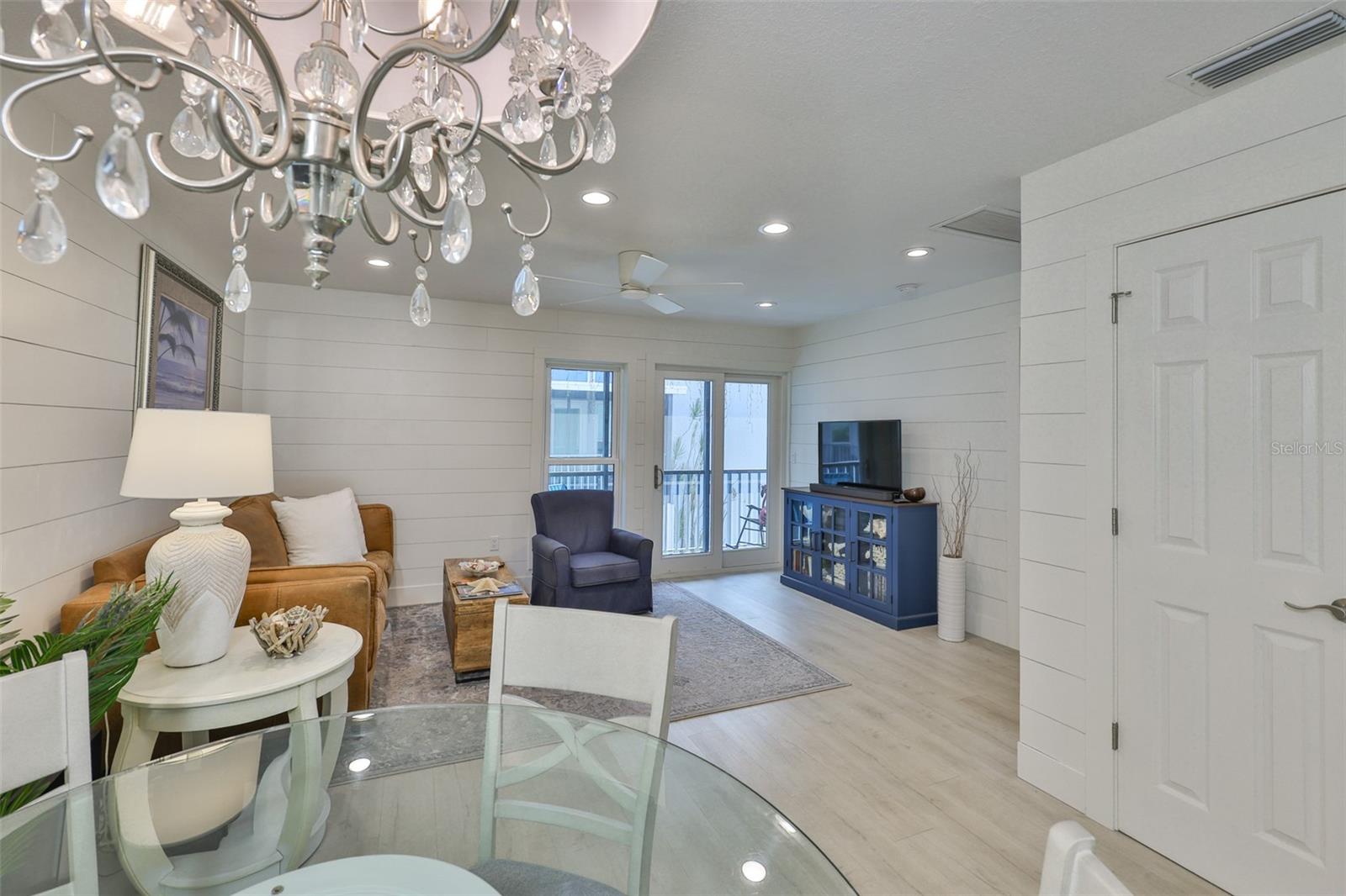 Listing photo id 13 for 230 Medallion Boulevard F