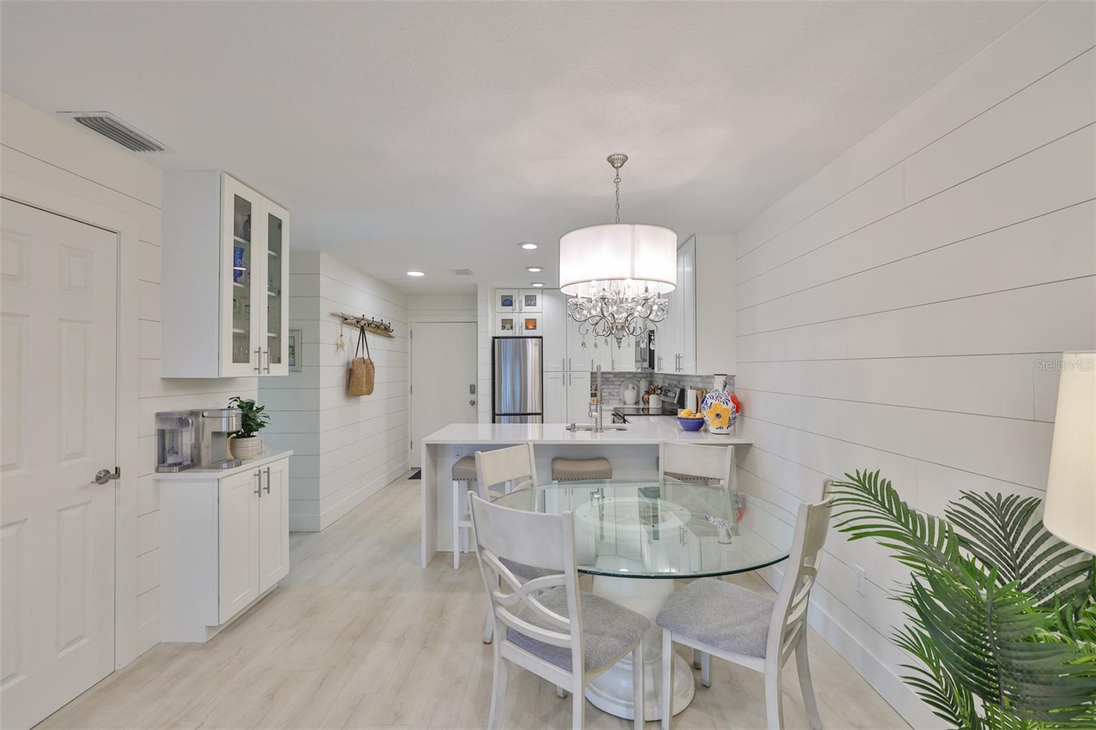 Listing photo id 14 for 230 Medallion Boulevard F