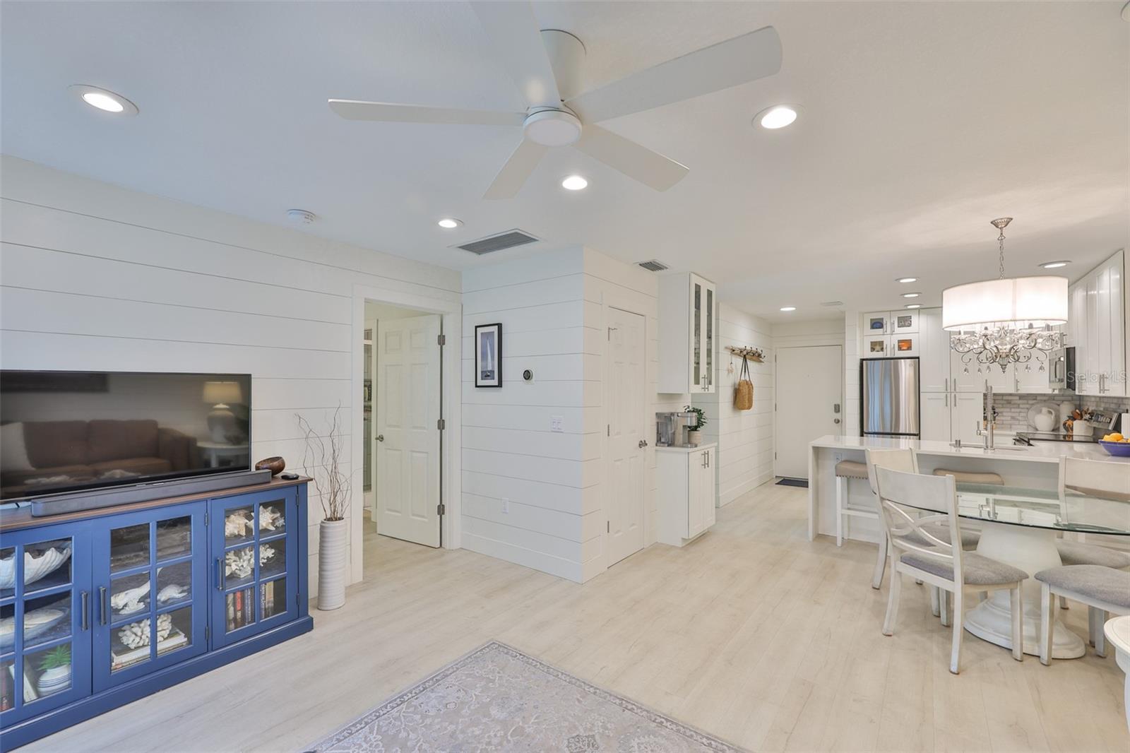 Listing photo id 16 for 230 Medallion Boulevard F