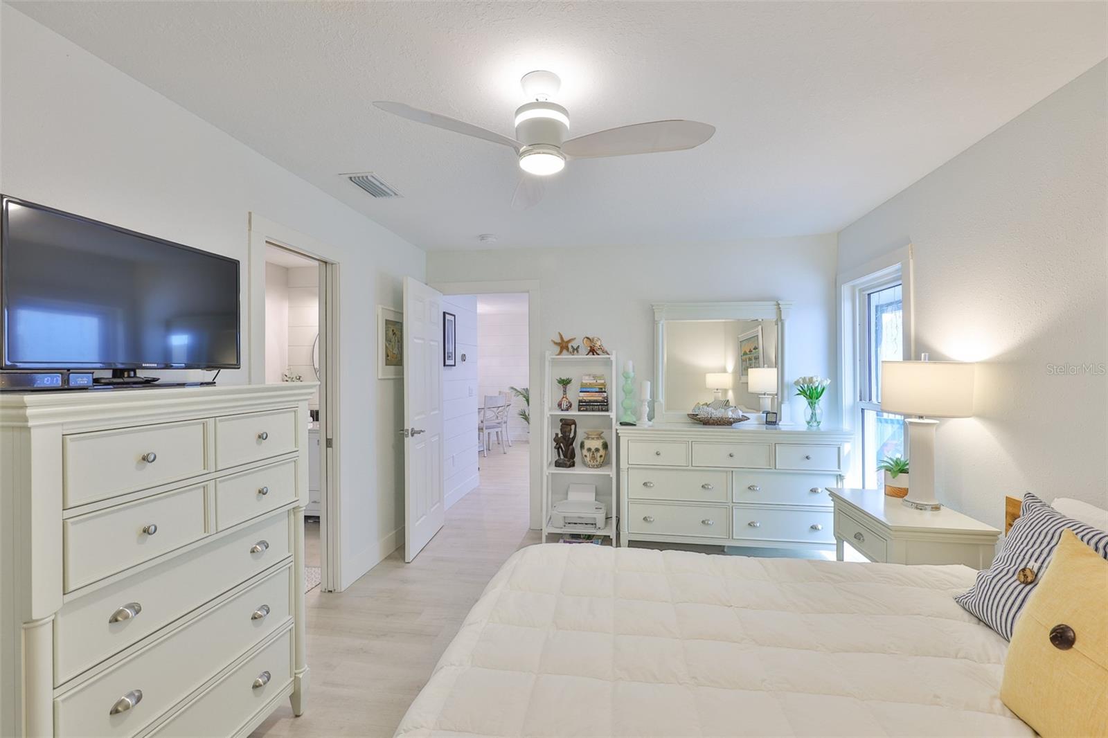Listing photo id 23 for 230 Medallion Boulevard F
