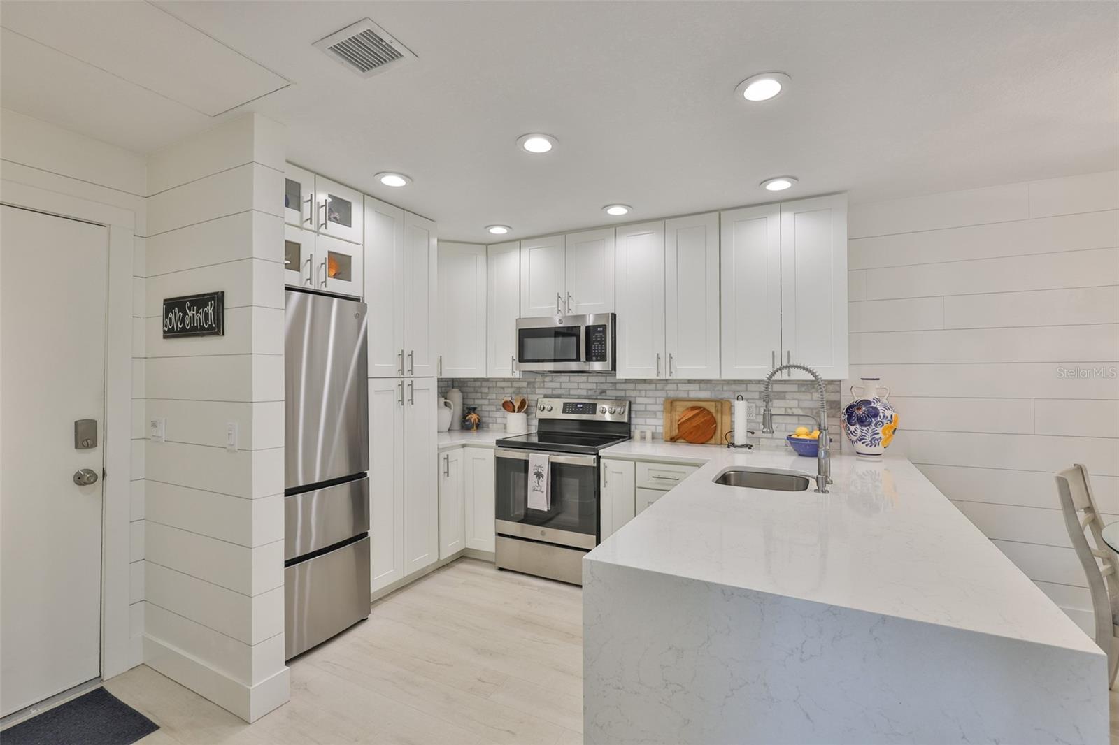 Listing photo id 1 for 230 Medallion Boulevard F