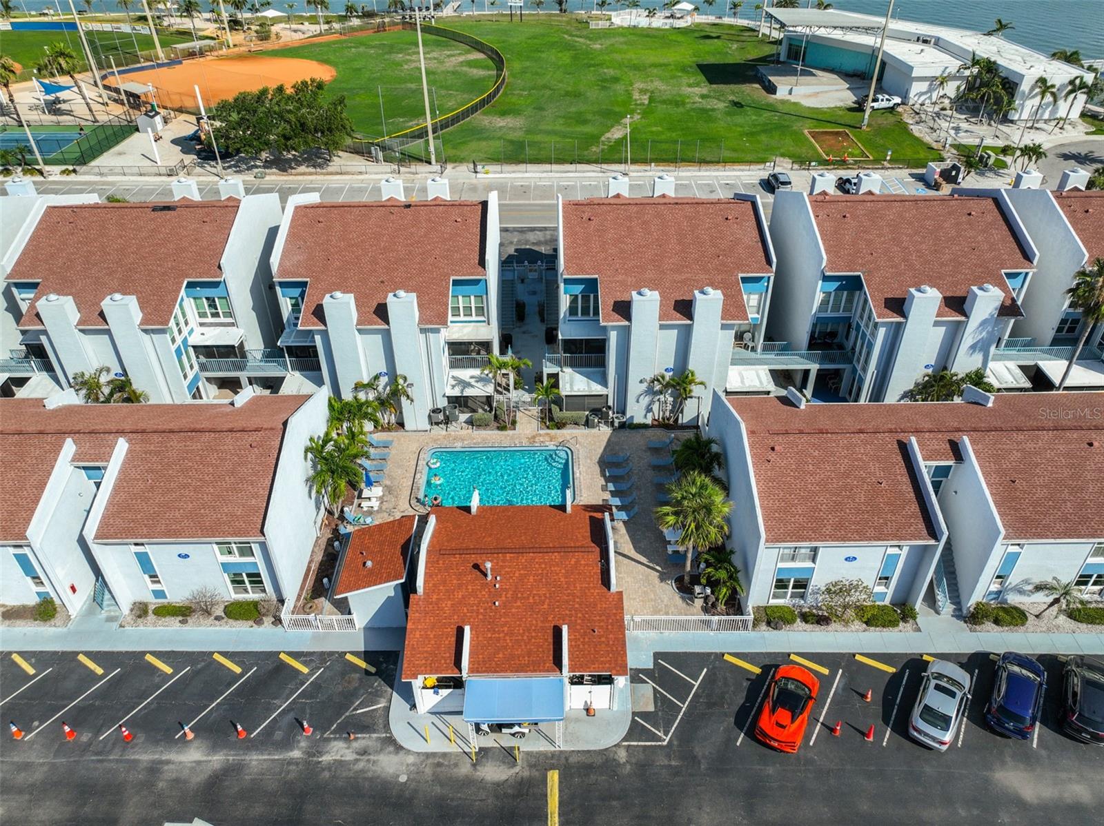 Listing photo id 33 for 230 Medallion Boulevard F
