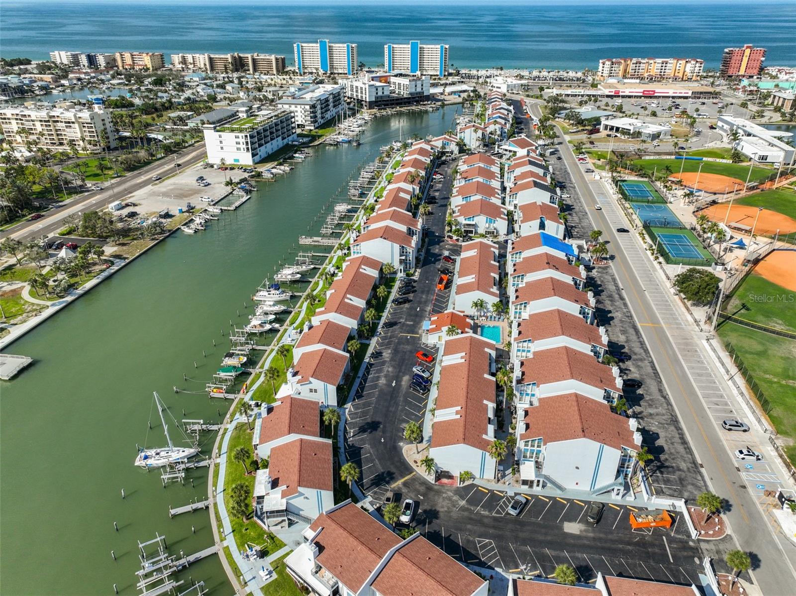 Listing photo id 36 for 230 Medallion Boulevard F