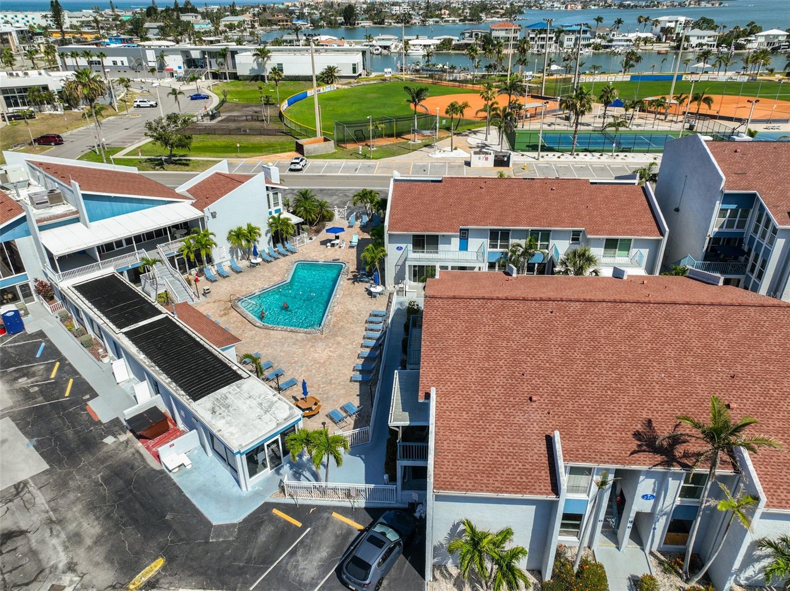 Listing photo id 37 for 230 Medallion Boulevard F