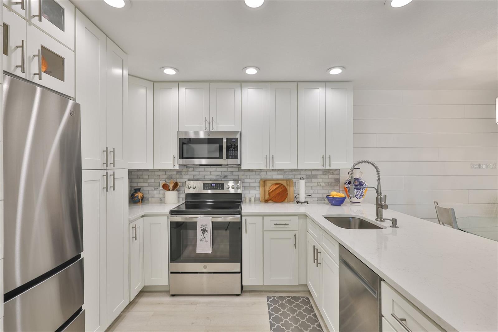 Listing photo id 2 for 230 Medallion Boulevard F